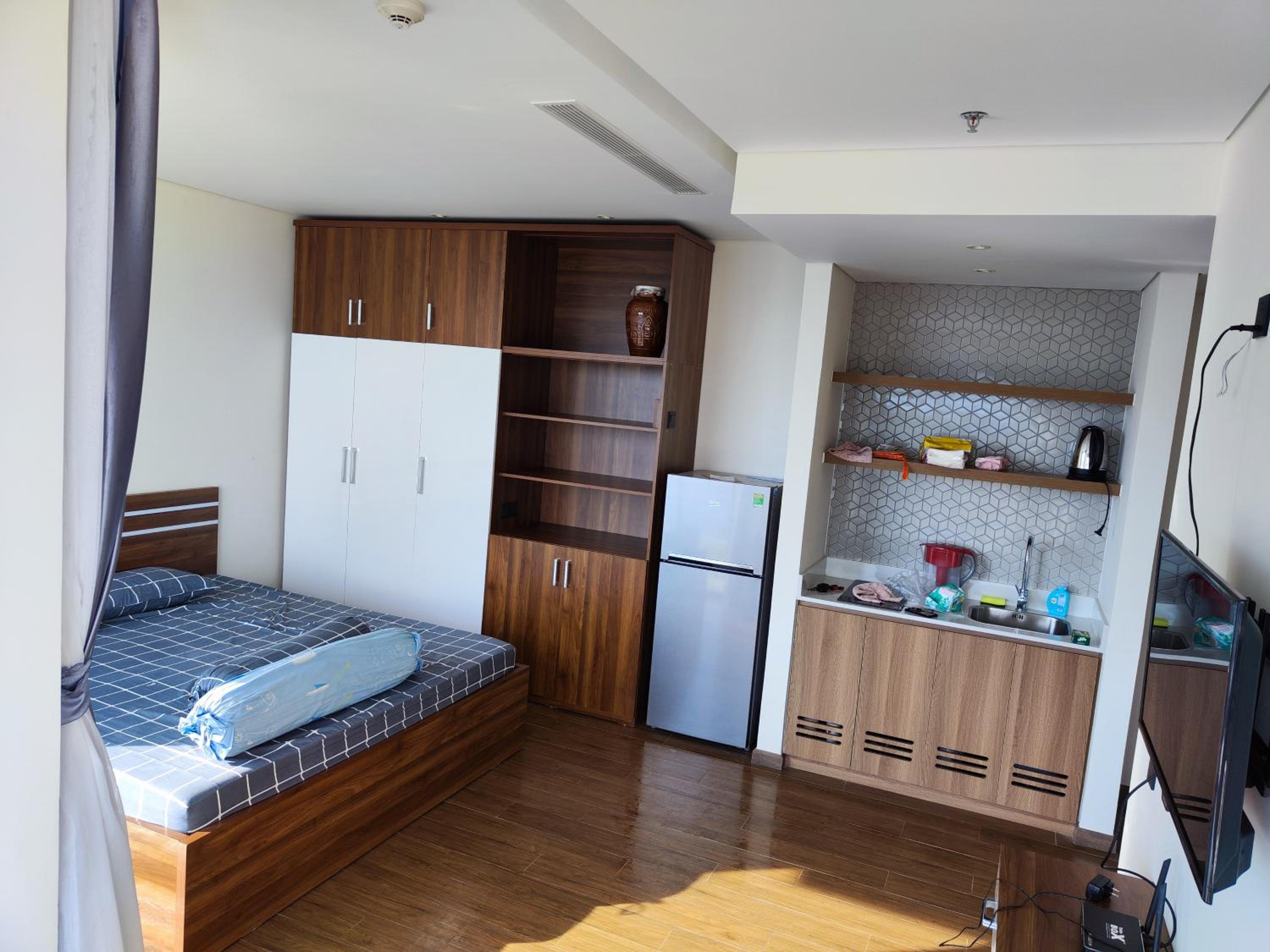 Hoa vàng trên cỏ xanh view 3