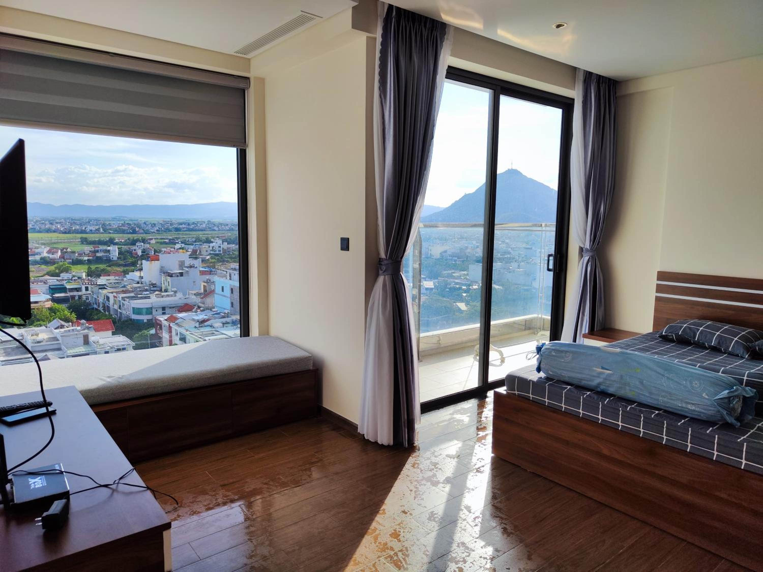Hoa vàng trên cỏ xanh view 5
