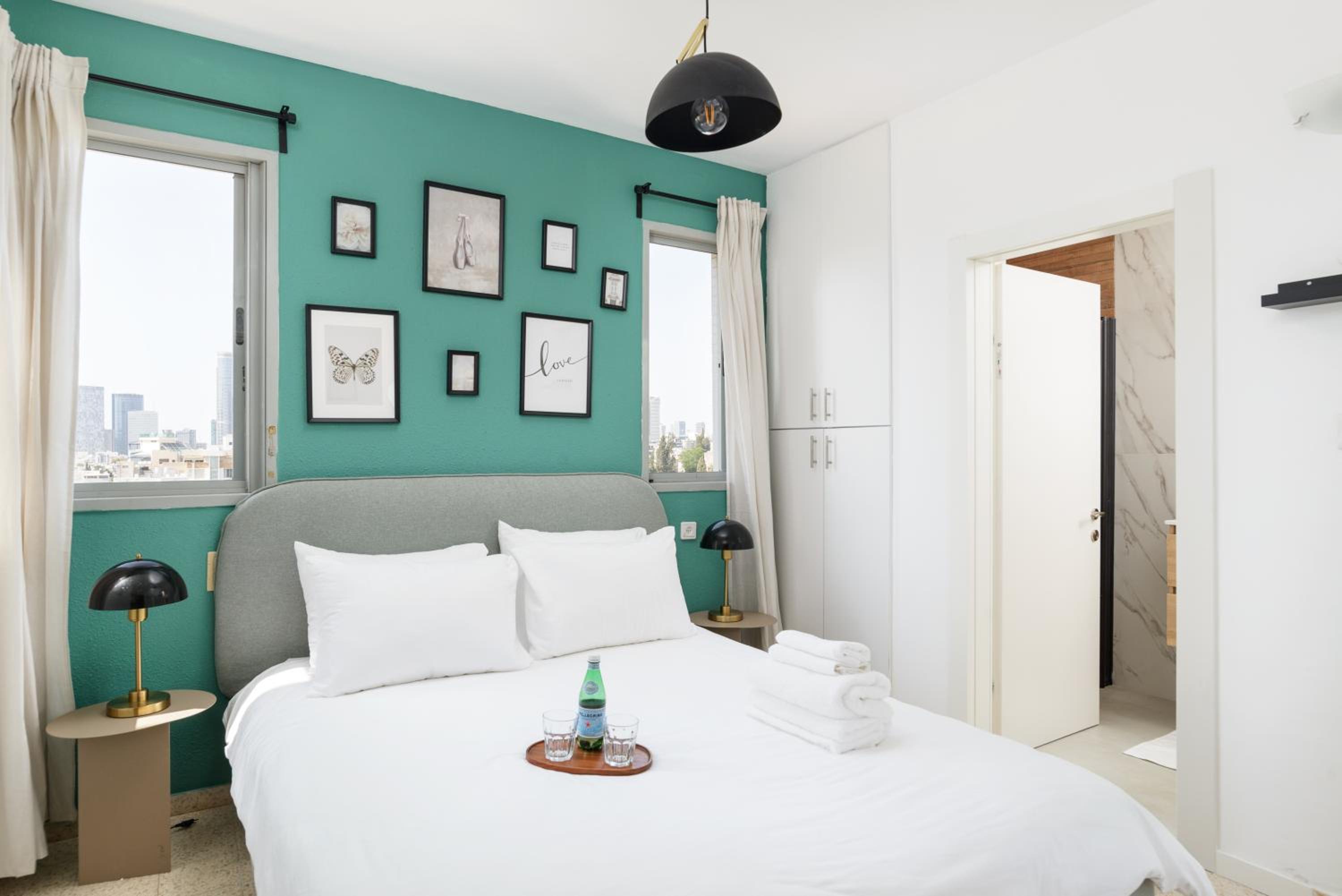 Downtown apartment 3BDR with city view