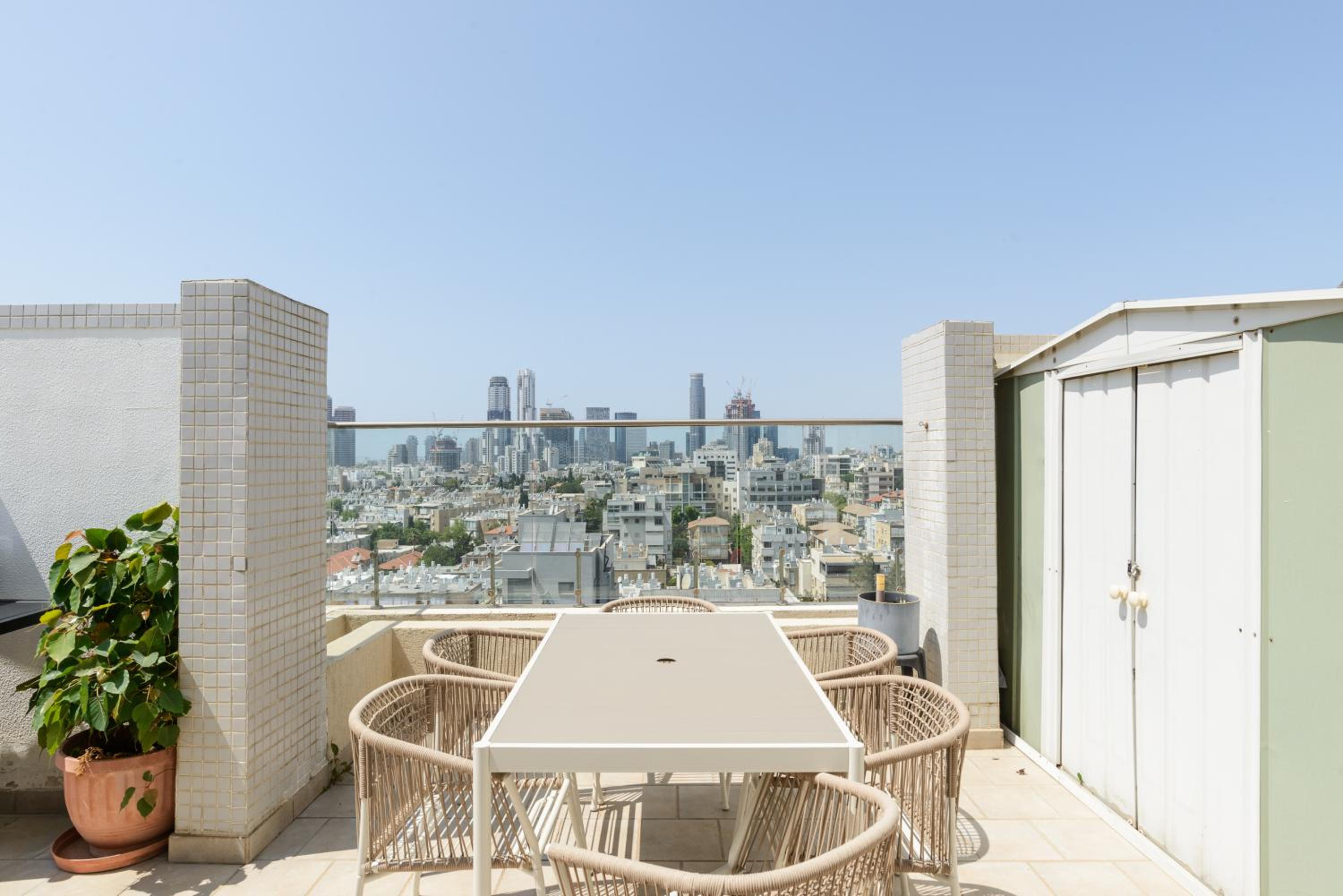 Downtown apartment 3BDR with city view