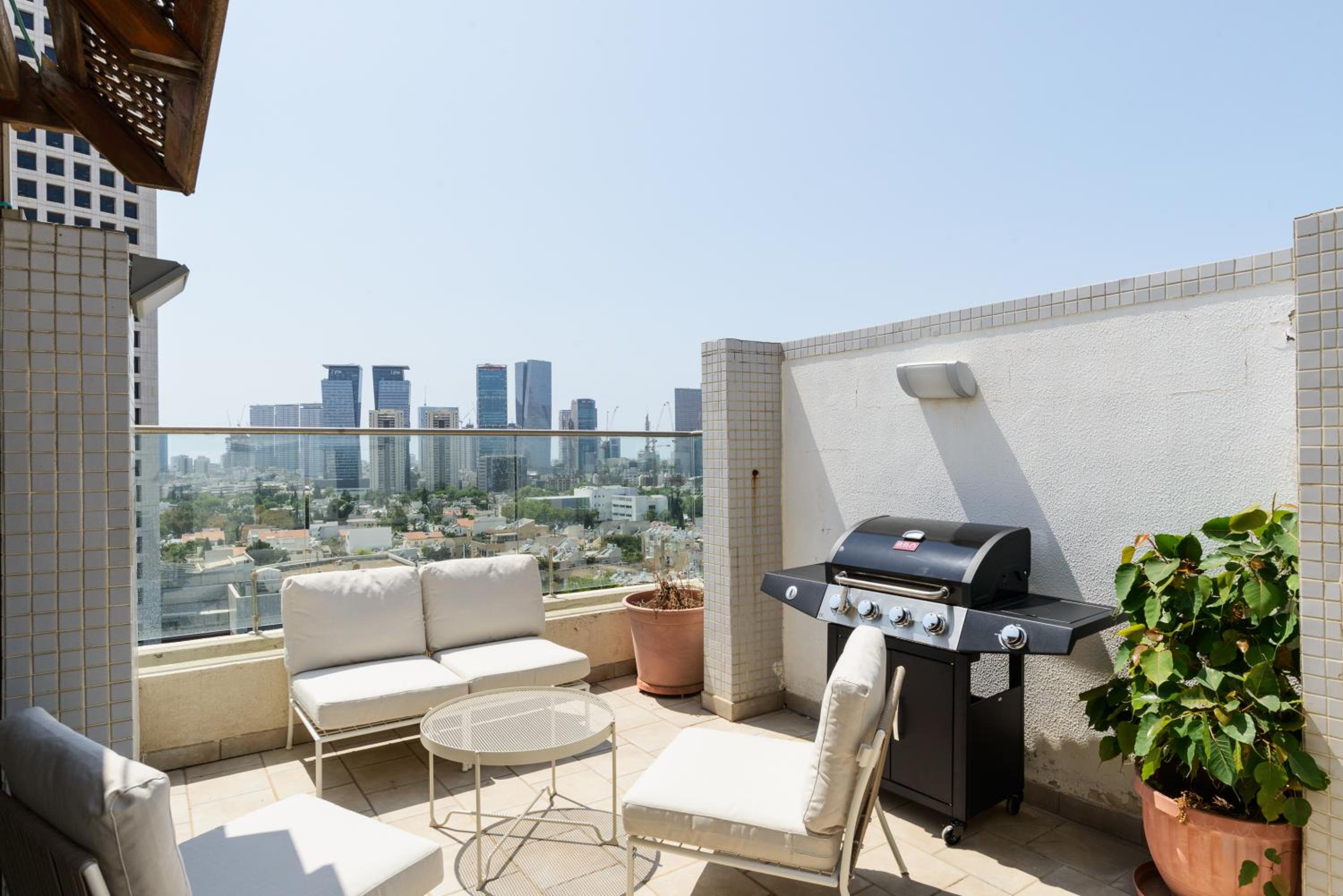 Downtown apartment 3BDR with city view
