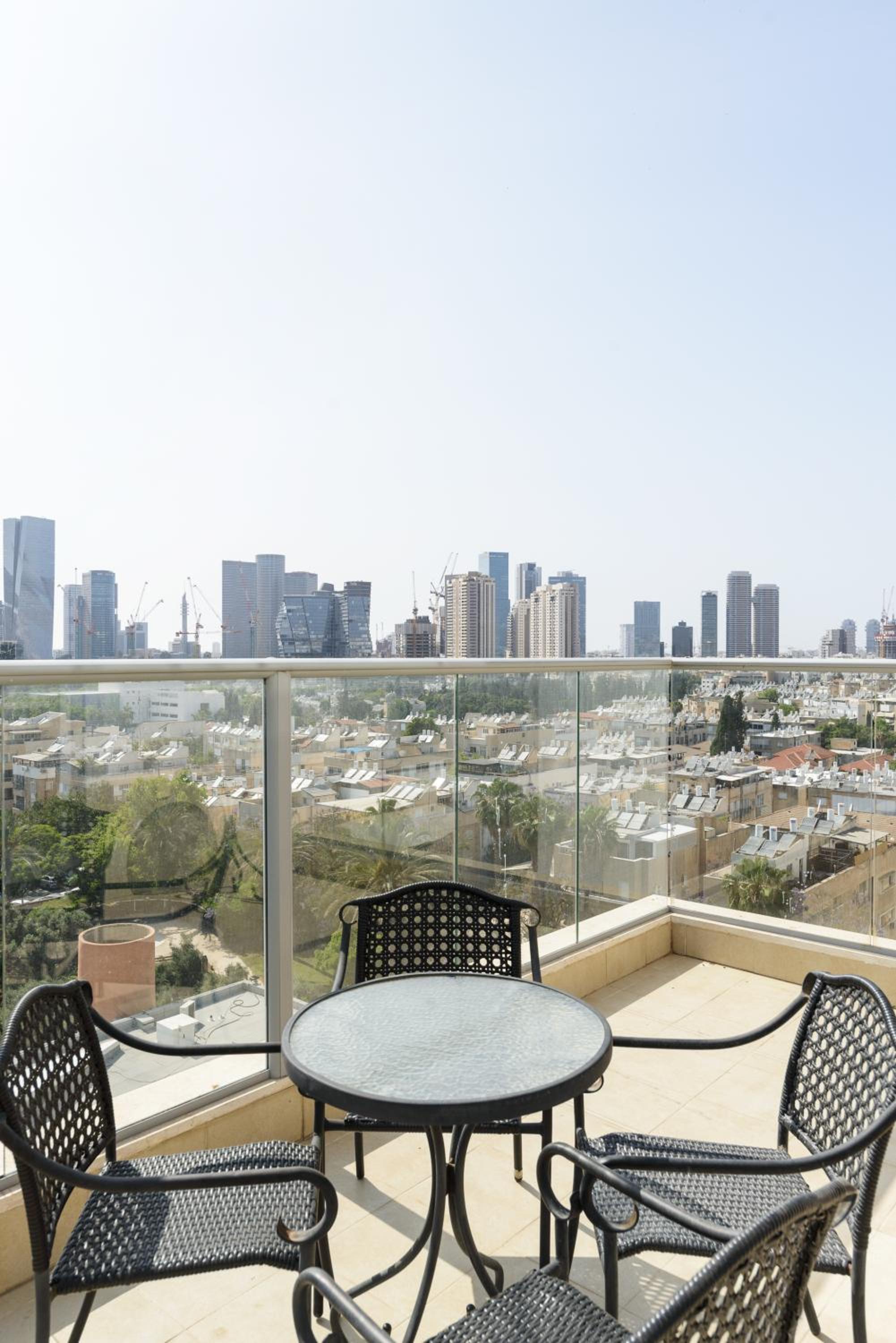 Downtown apartment 3BDR with city view