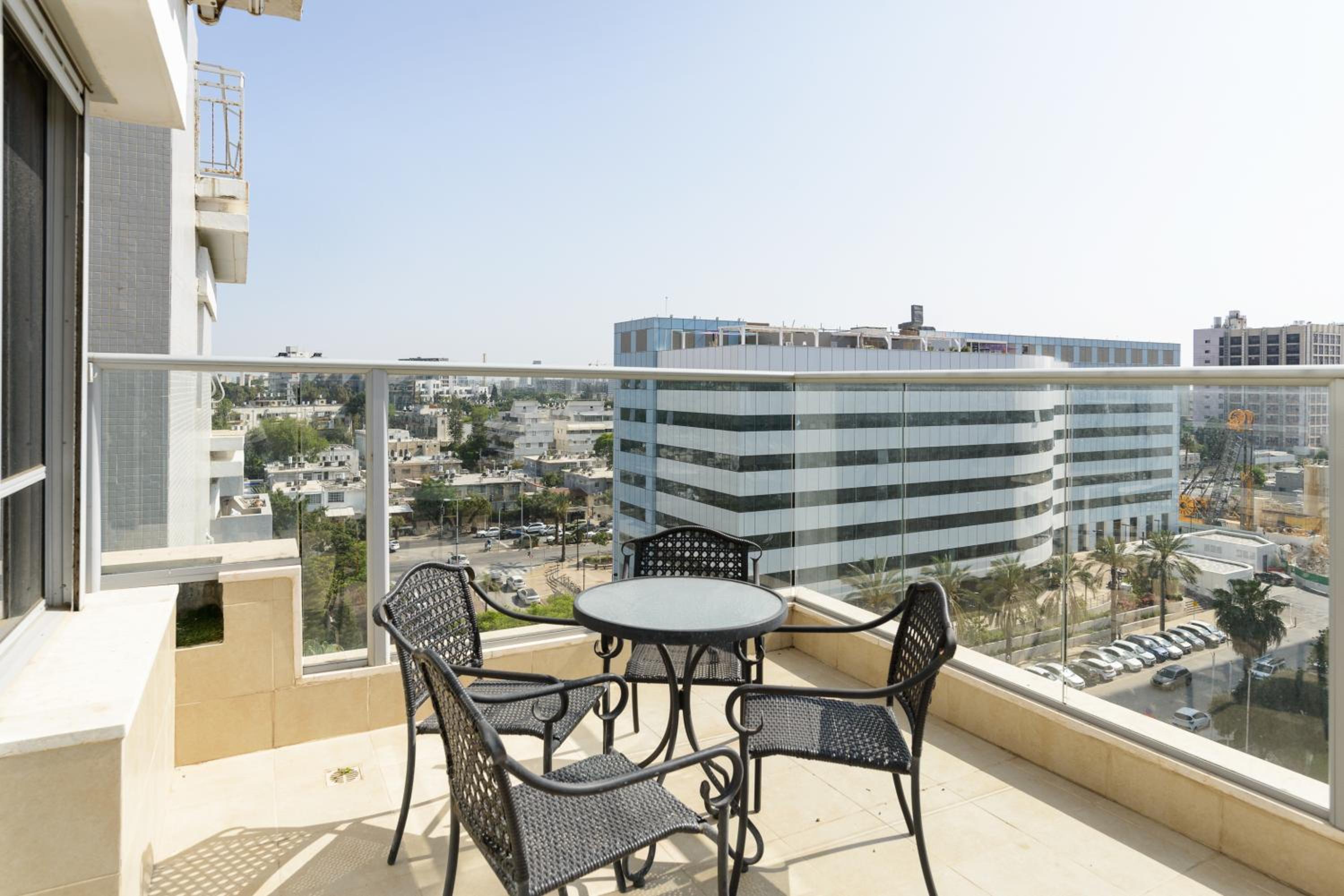 Downtown apartment 3BDR with city view