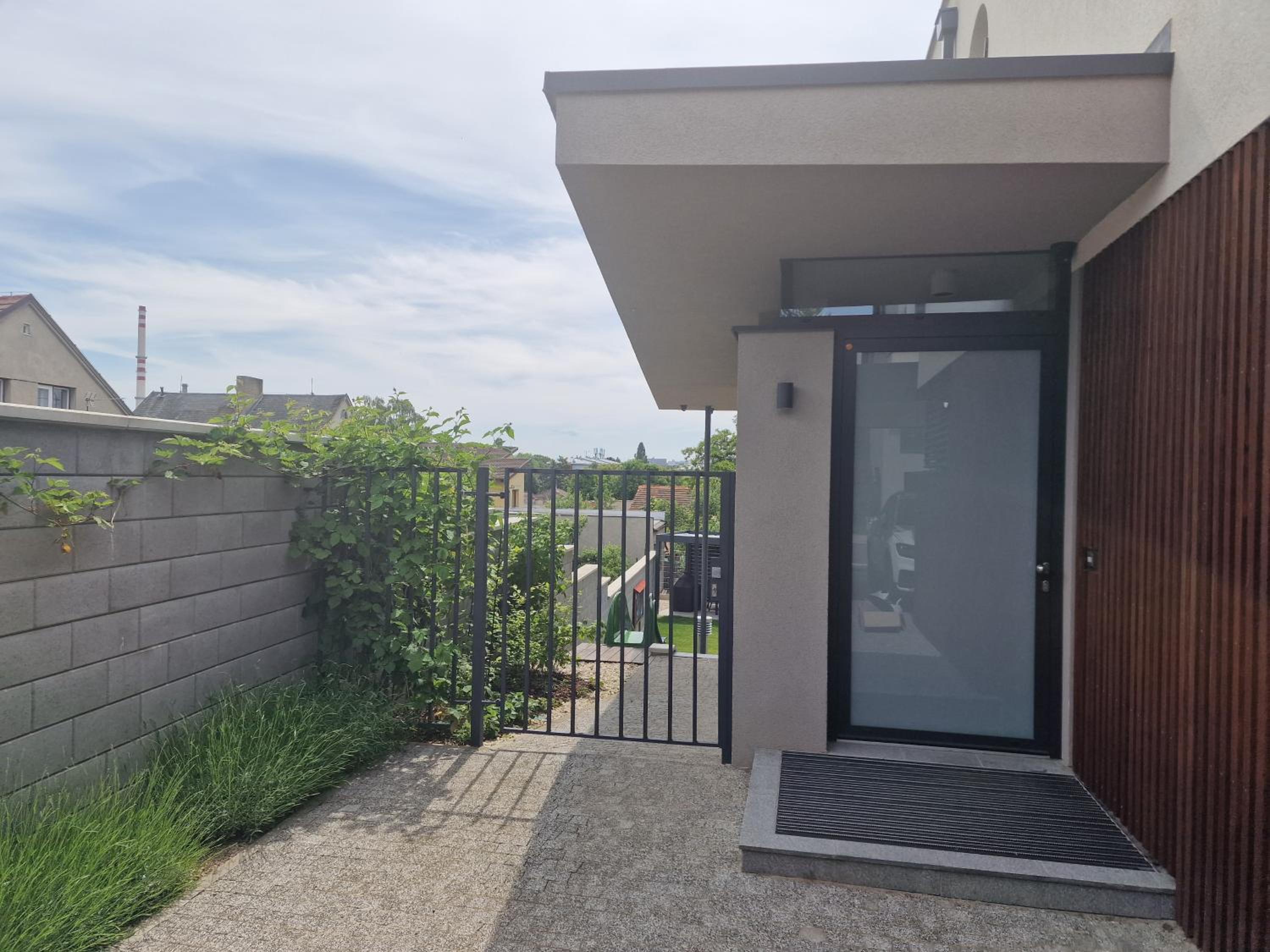 Quiet 1-bedroom in a basement of new villa