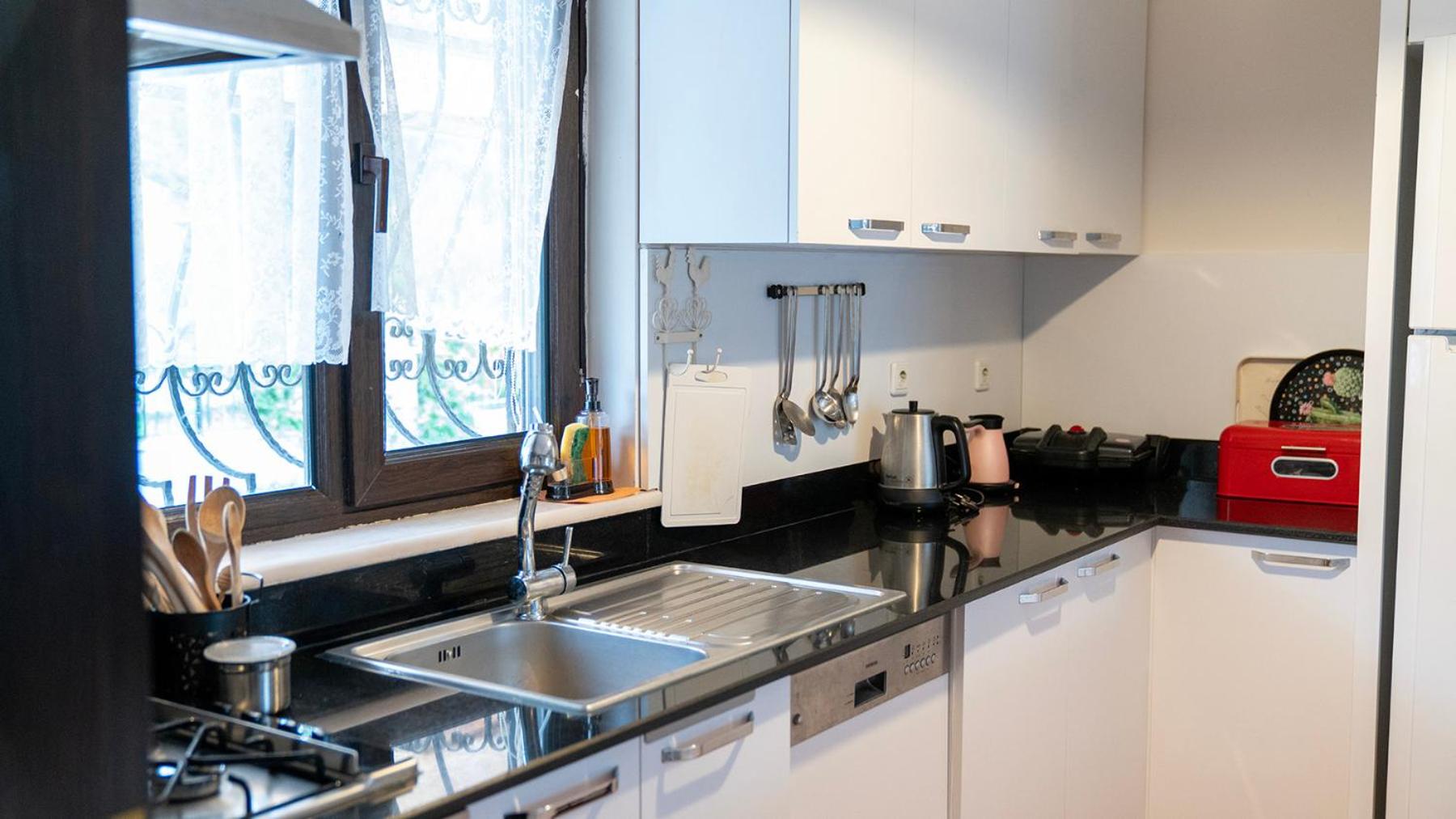 Spacious Villa with Sea and Mountain View - Image 12