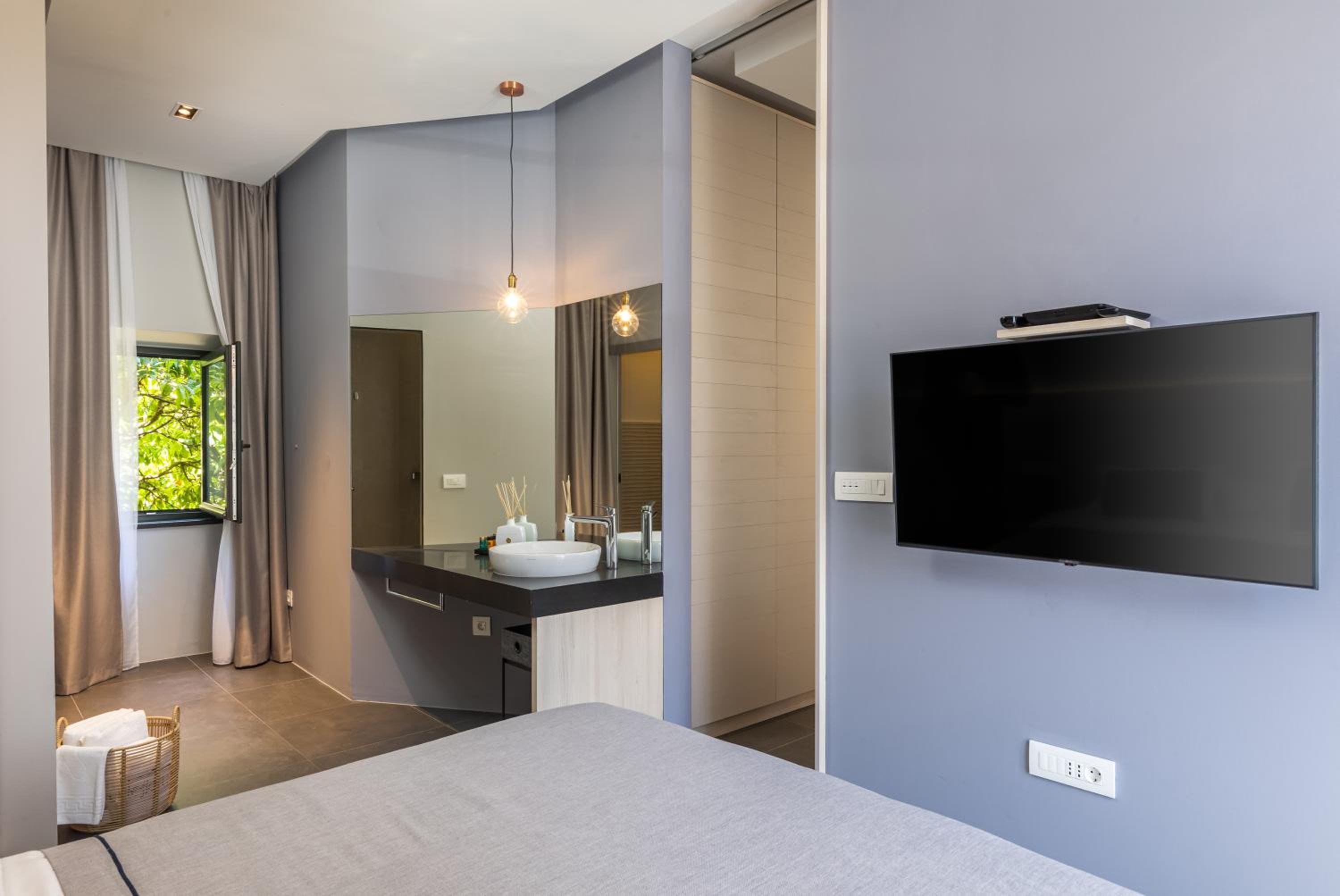 Apartments and Rooms Lejletul