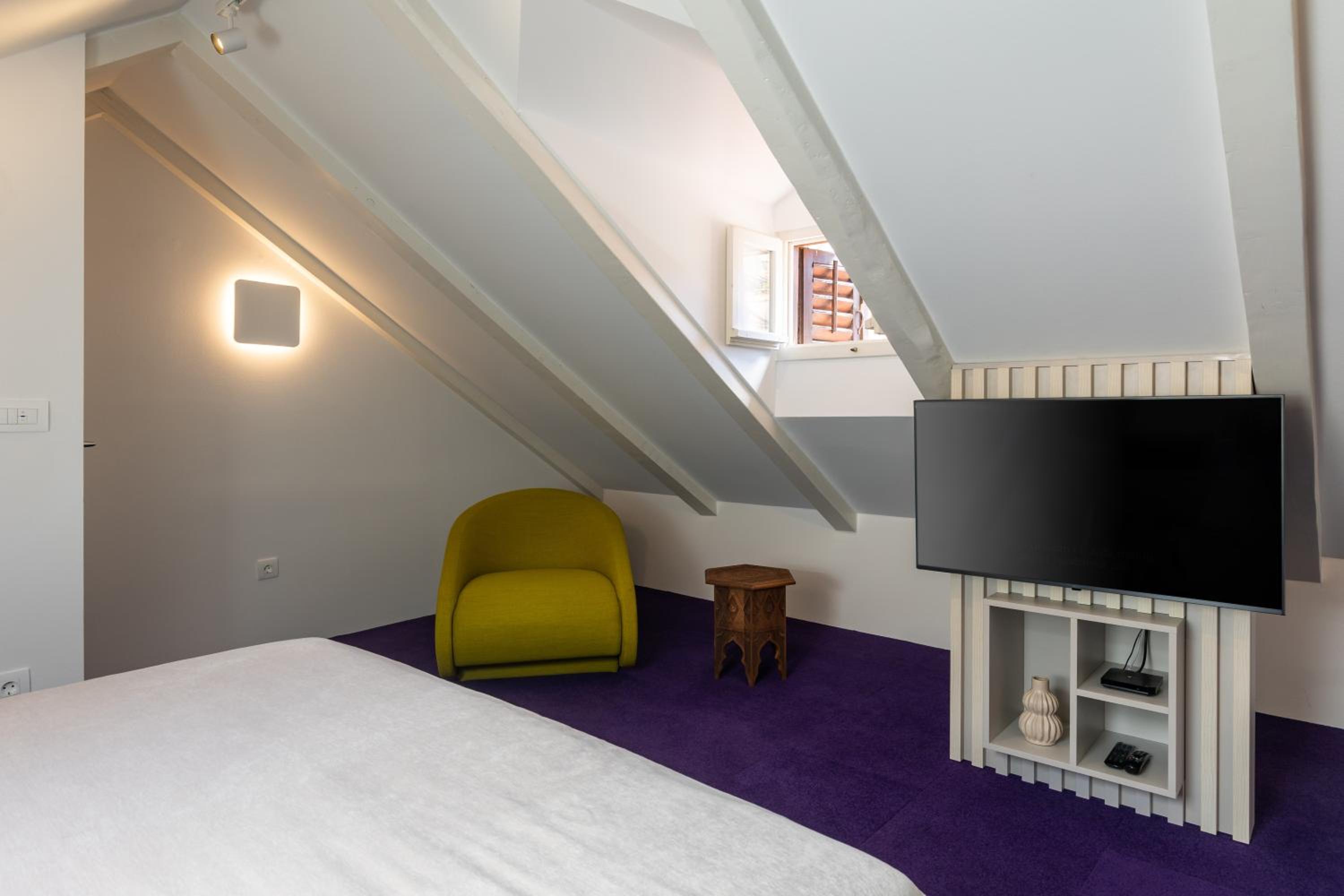 Apartments and Rooms Lejletul