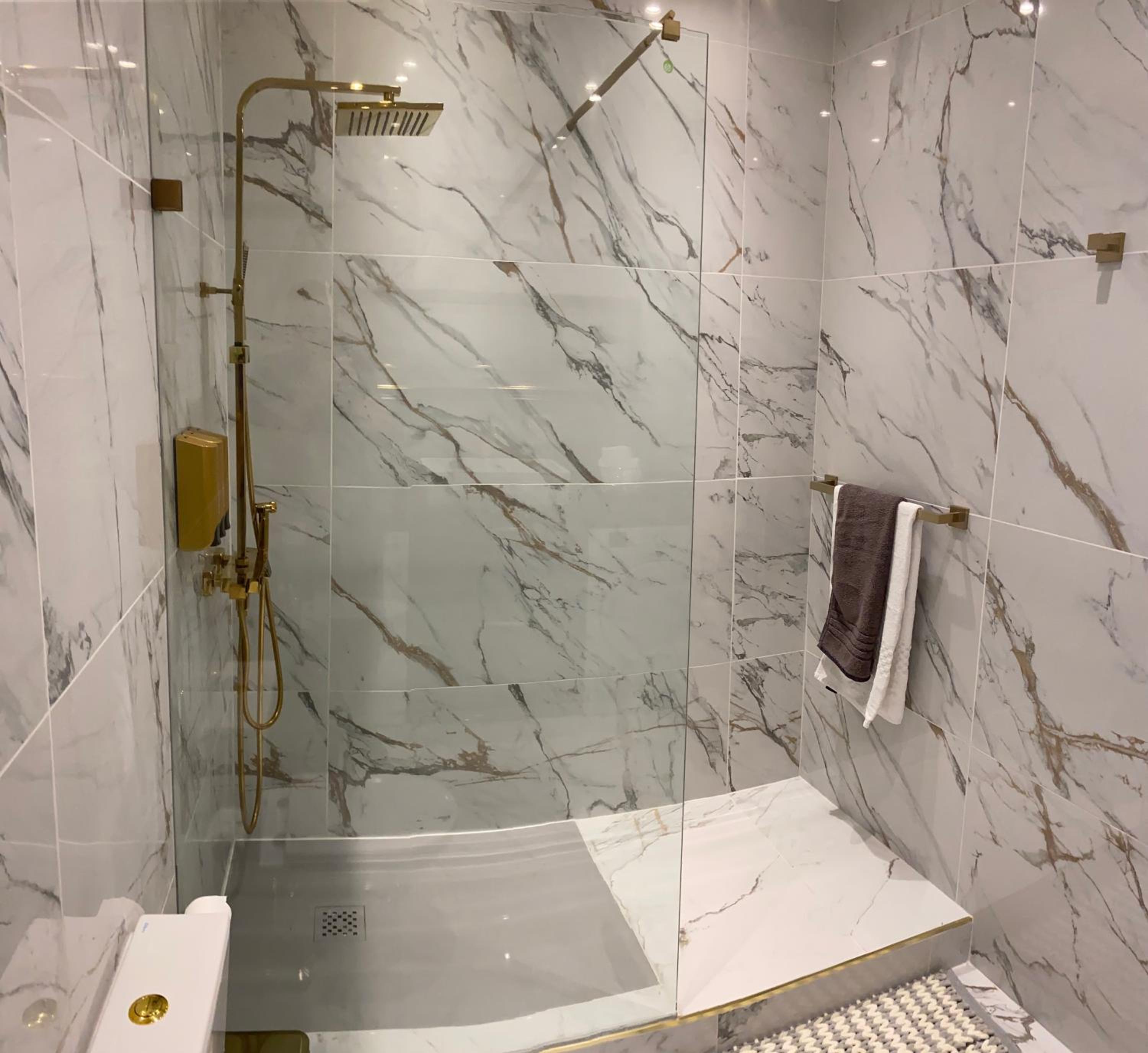Azure Gold Apartment