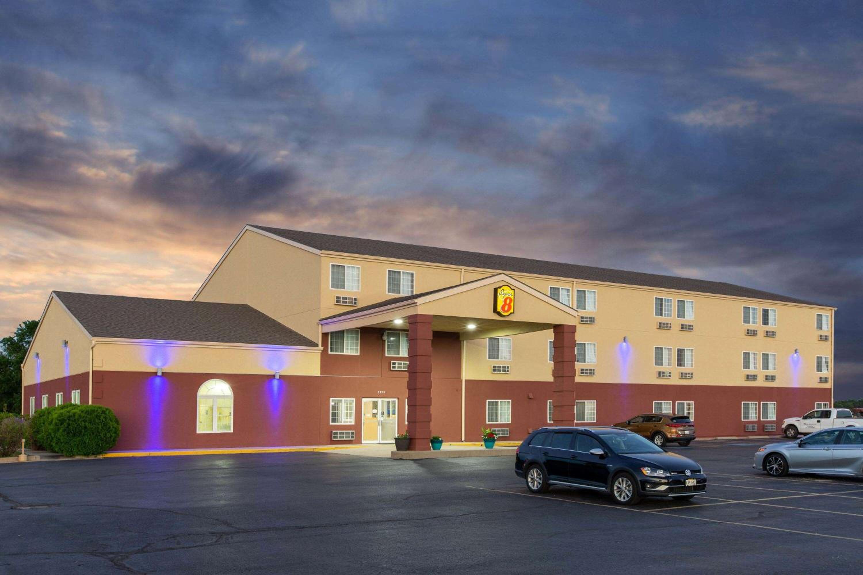 Super 8 by Wyndham Ottawa view 2