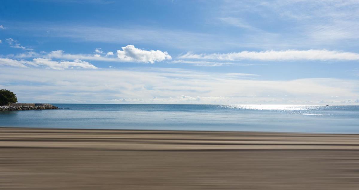 Sea Views Aloha Apartment by GHR Rentals view 5