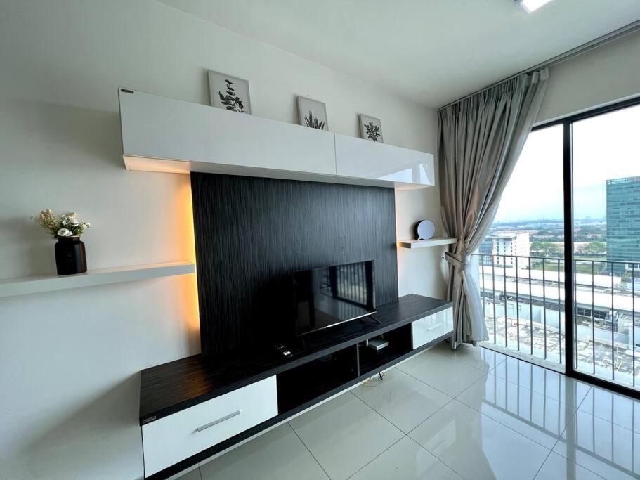 Cozy Couple Suite at Trefoil Setia Alam