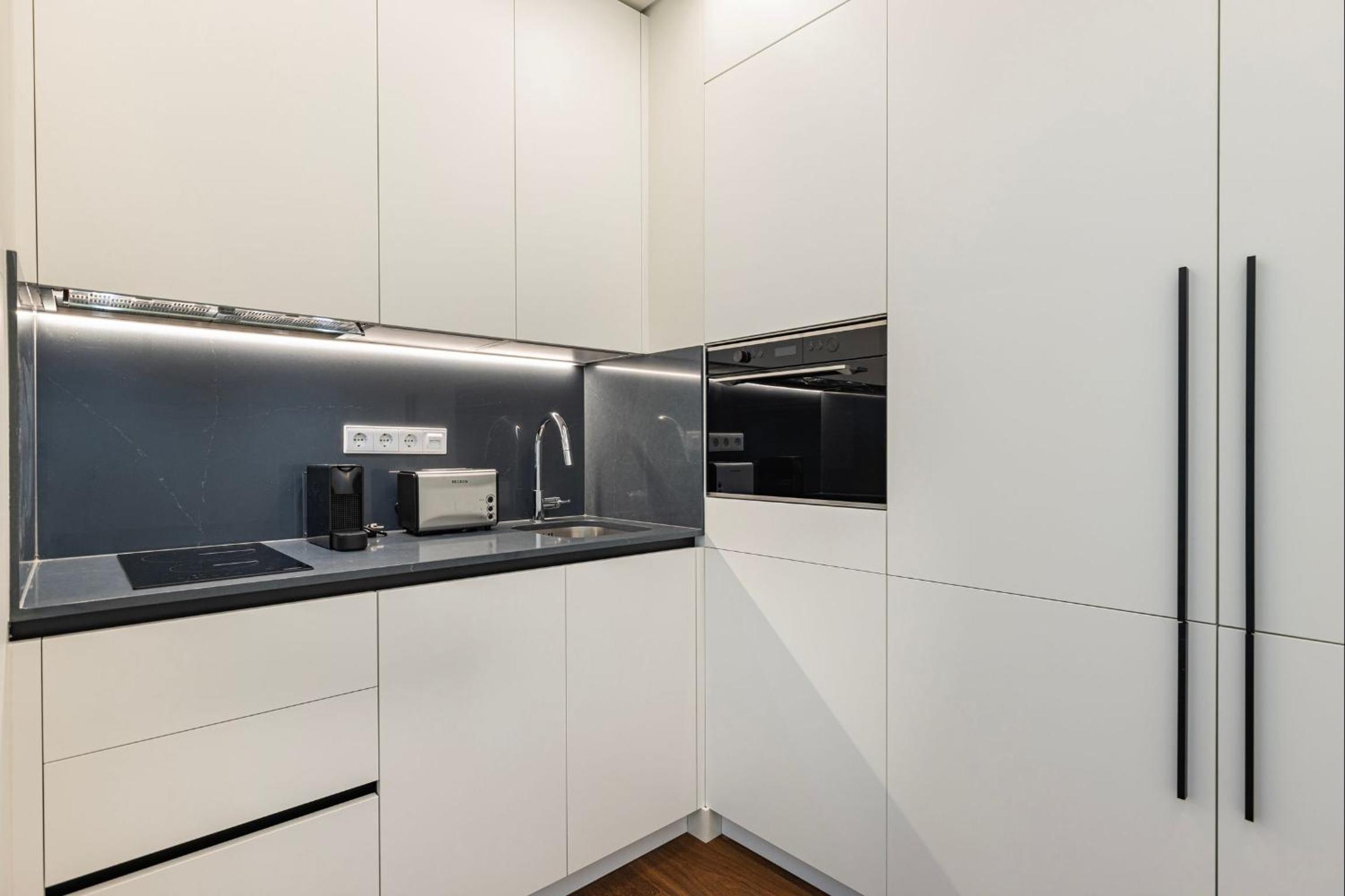 Upscale Apartment in City Center by LovelyStay view 2