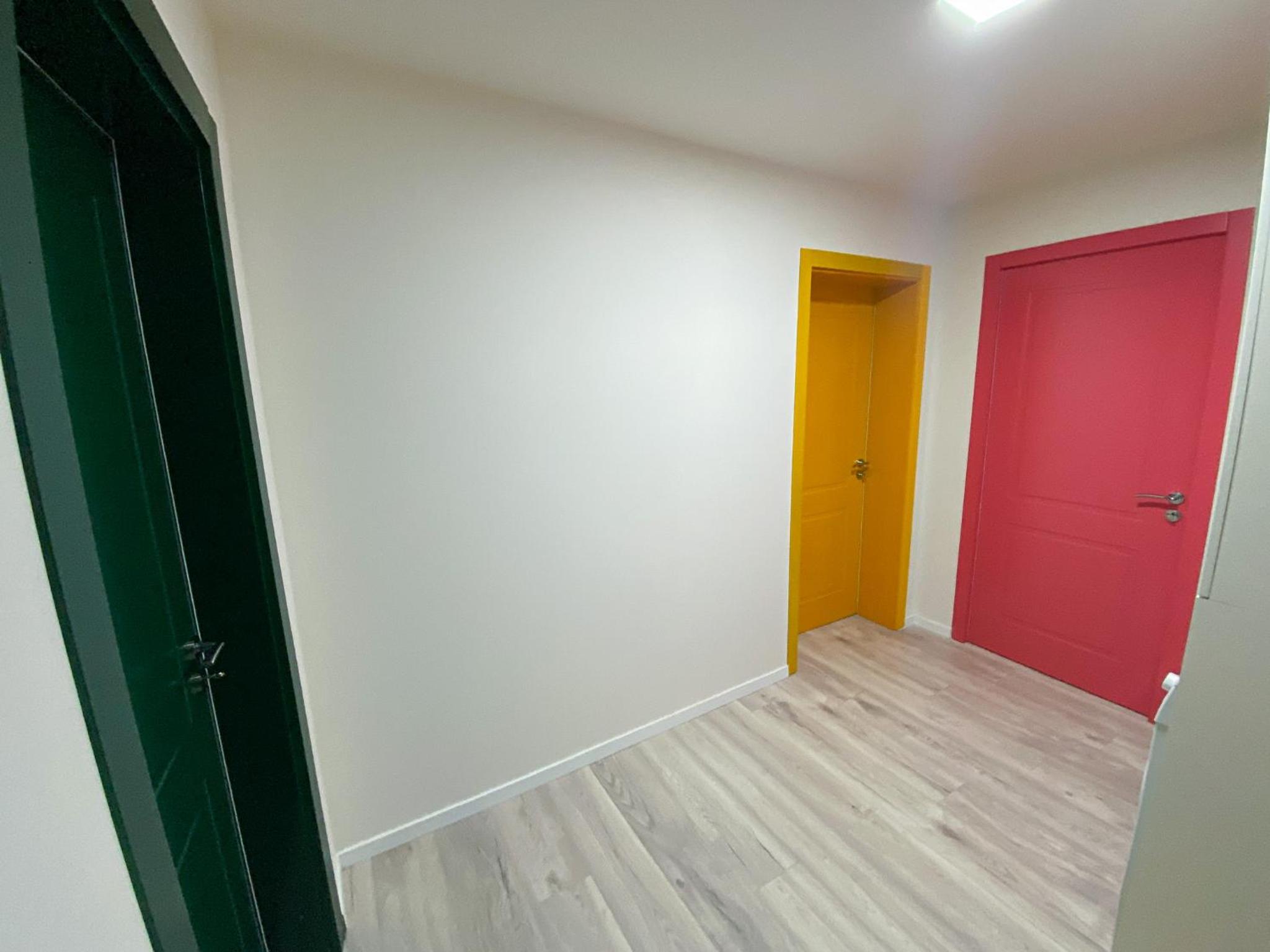 Three doors apartments, Strawberry Studio