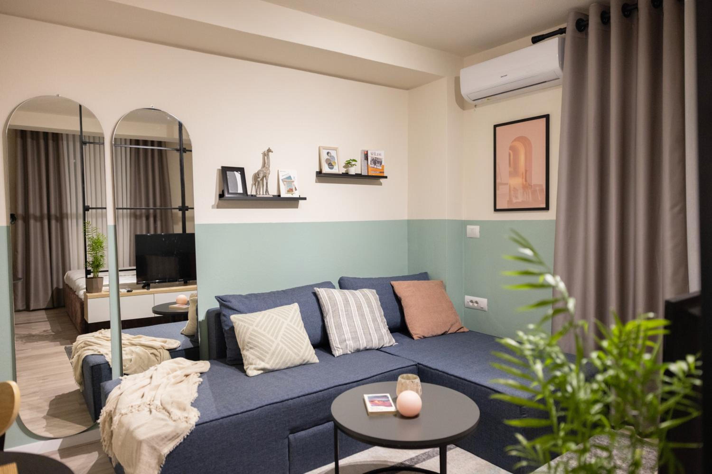 Three doors apartments, Strawberry Studio