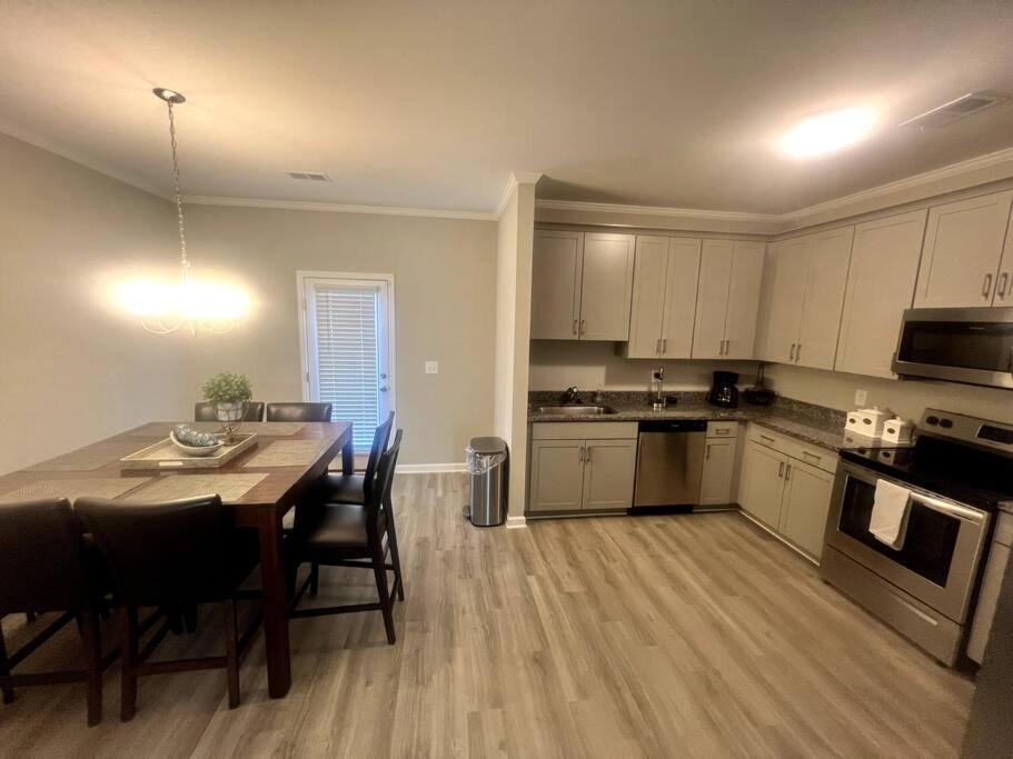 Brand NEW HOME mins to airport view 2