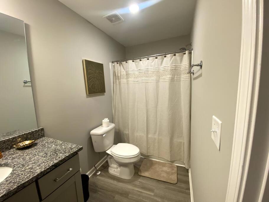 Brand NEW HOME mins to airport view 3