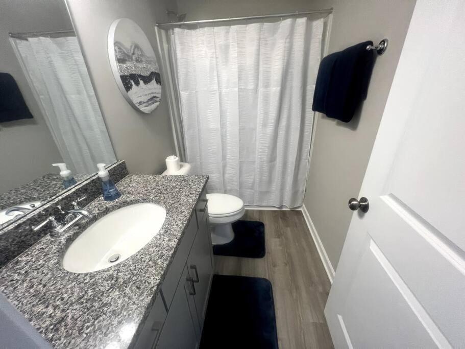 Brand NEW HOME mins to airport view 4