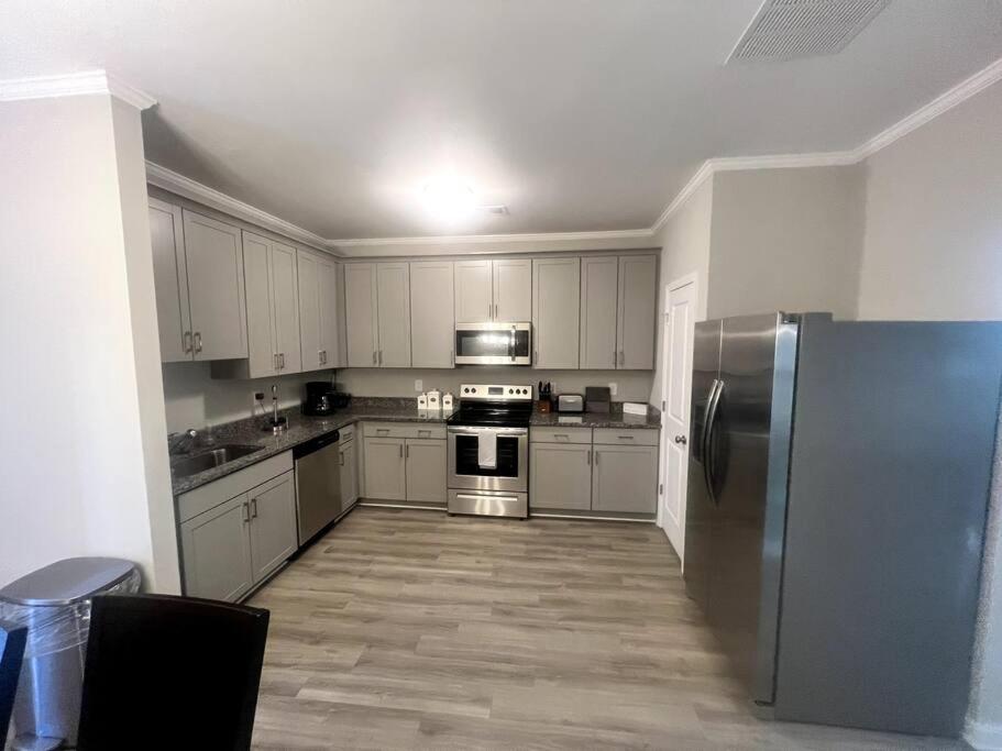 Brand NEW HOME mins to airport view 5