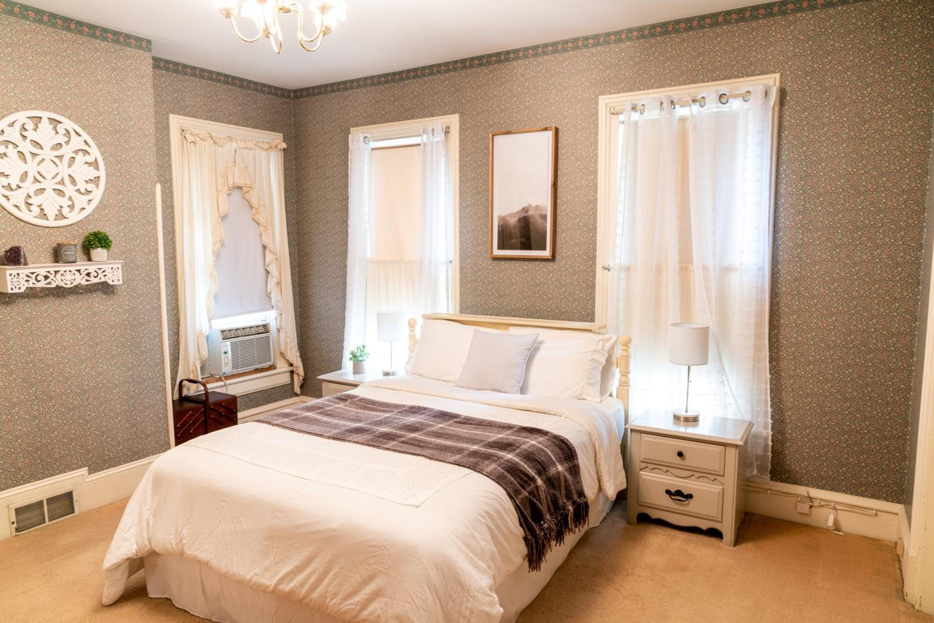 CHARMING EXECUTIVE VICTORIAN MANSION w/ FREE PARKING - near Bucknell view 4
