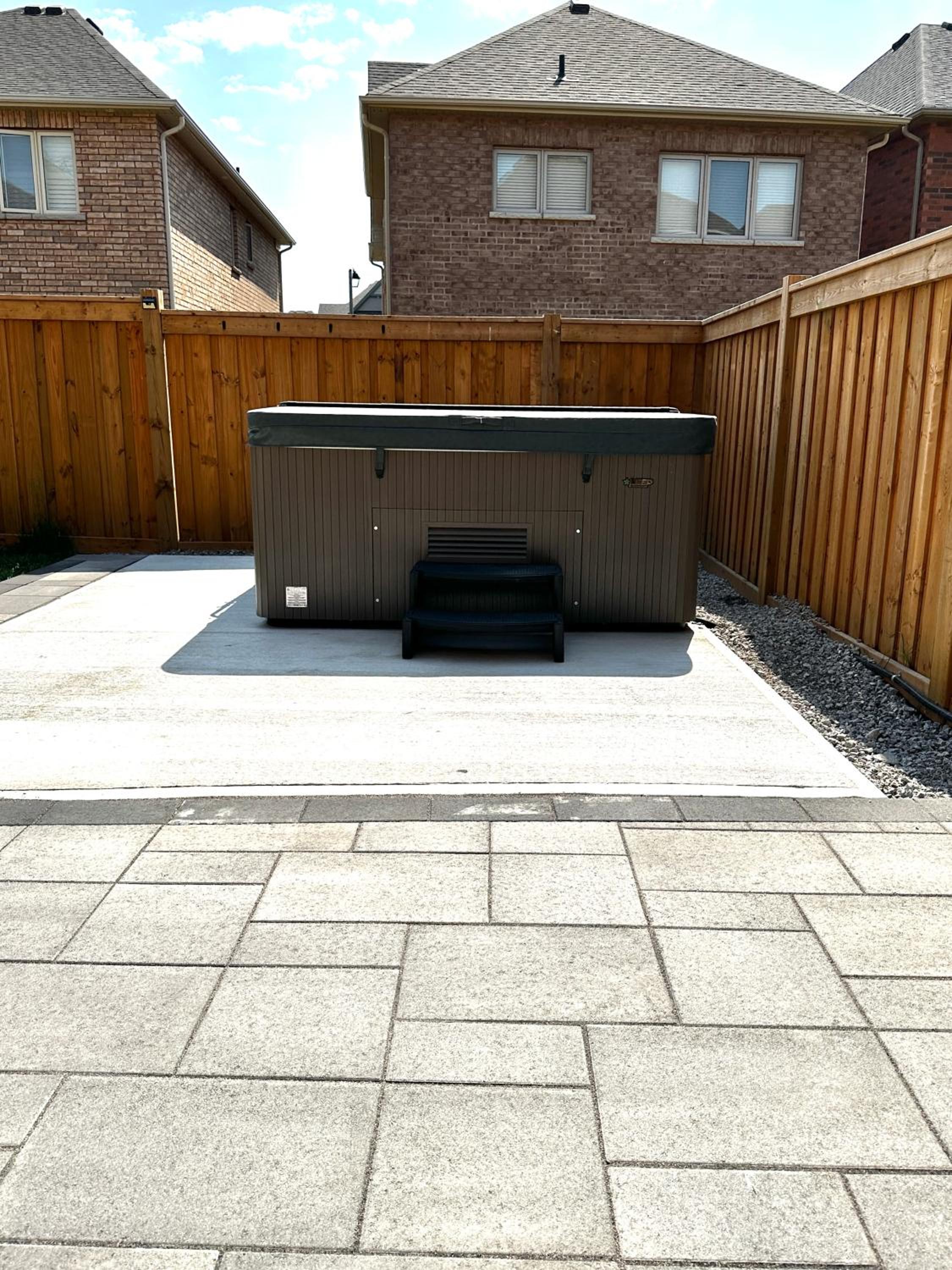 Family Friendly - HOT TUB - Near Toronto & UOIT