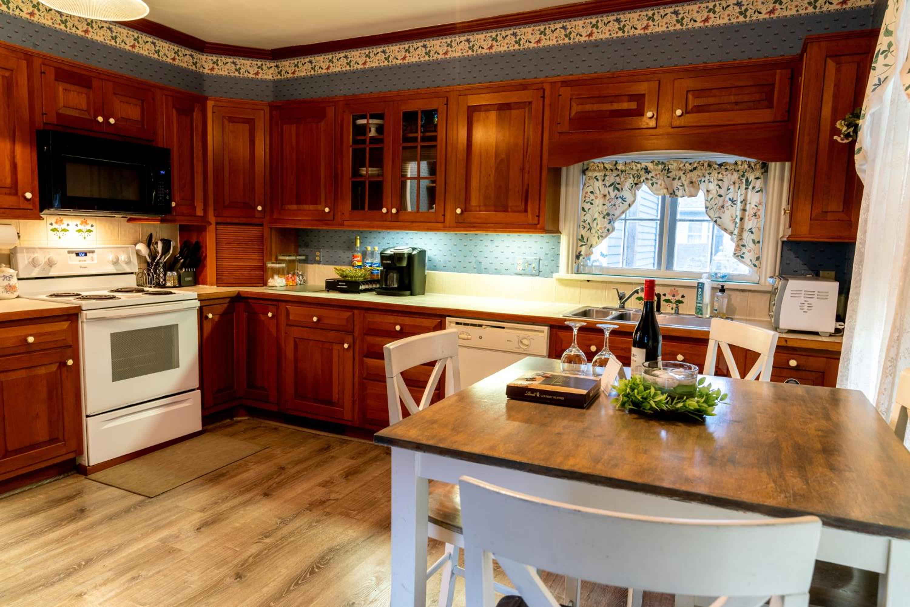 CHARMING EXECUTIVE VICTORIAN MANSION w/ FREE PARKING - near Bucknell view 2