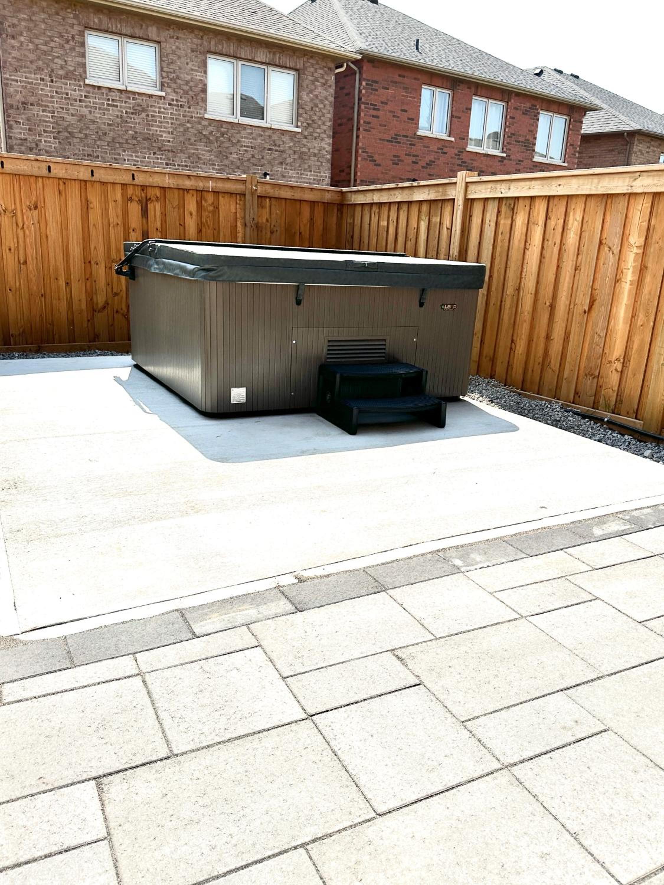 Family Friendly - HOT TUB - Near Toronto & UOIT