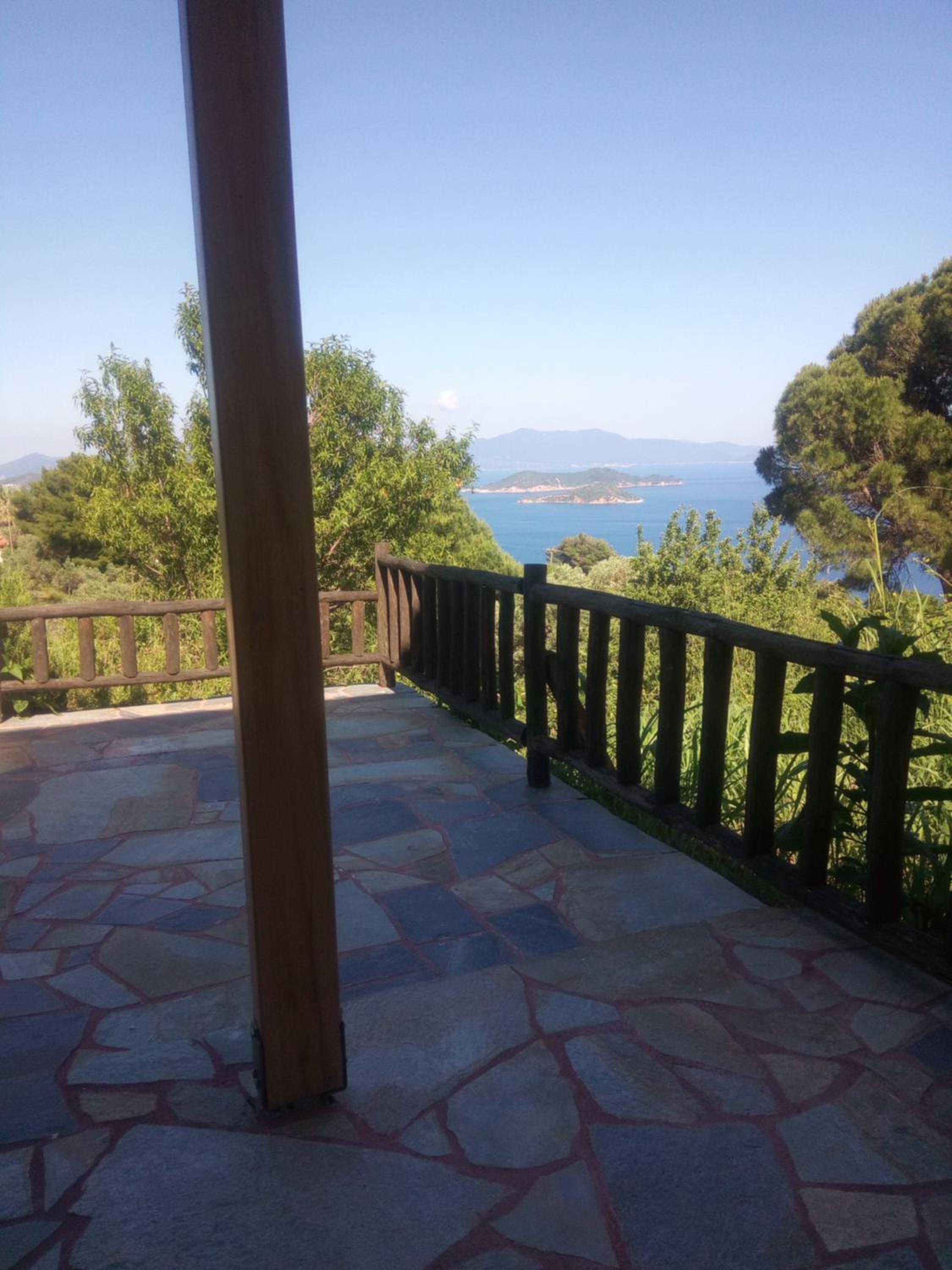 Leni Villa