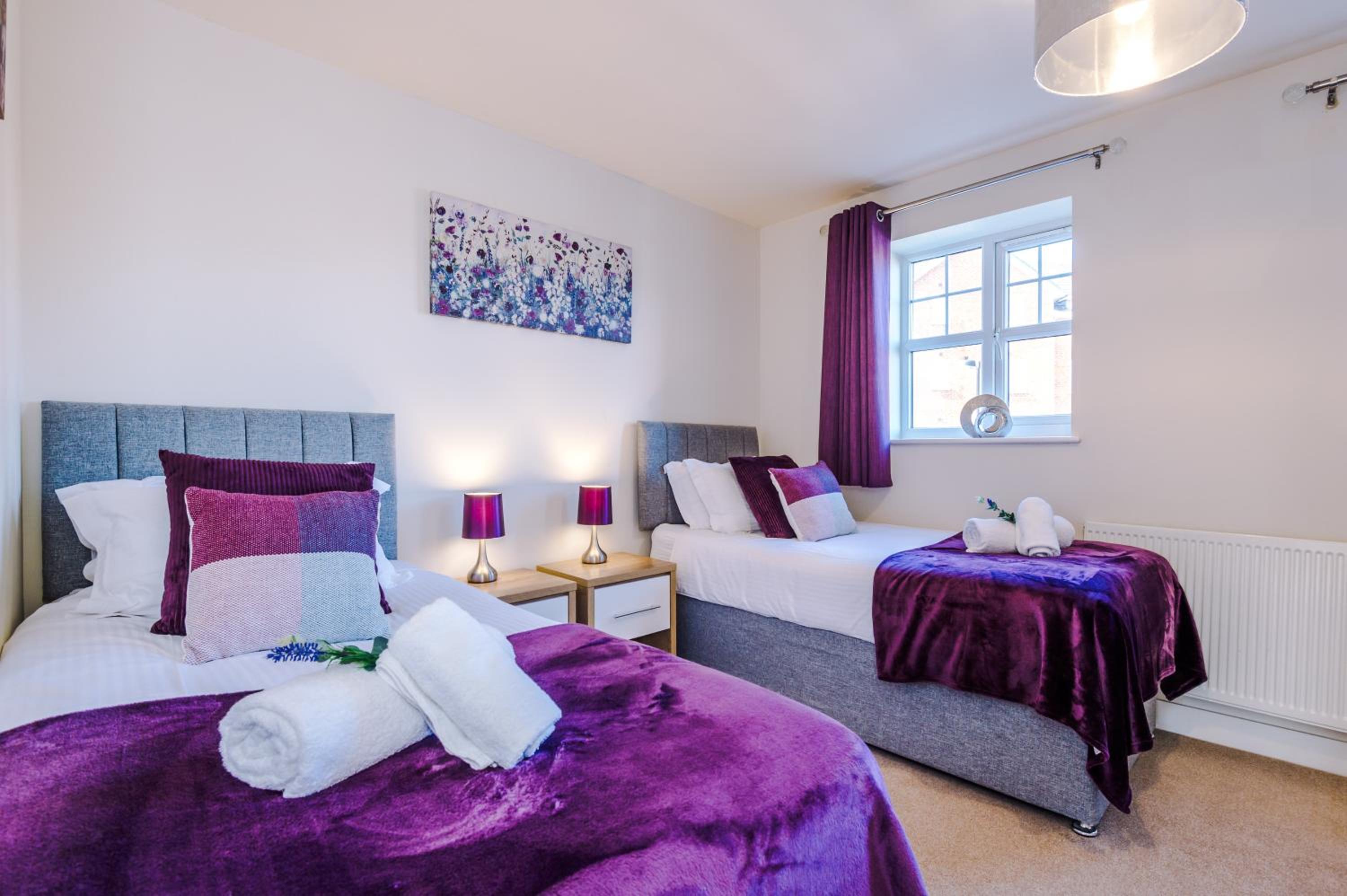 Spacious 4-Bed Townhouse in Crewe by 53 Degrees Property, Ideal for Contractors & Business, FREE Parking view 2
