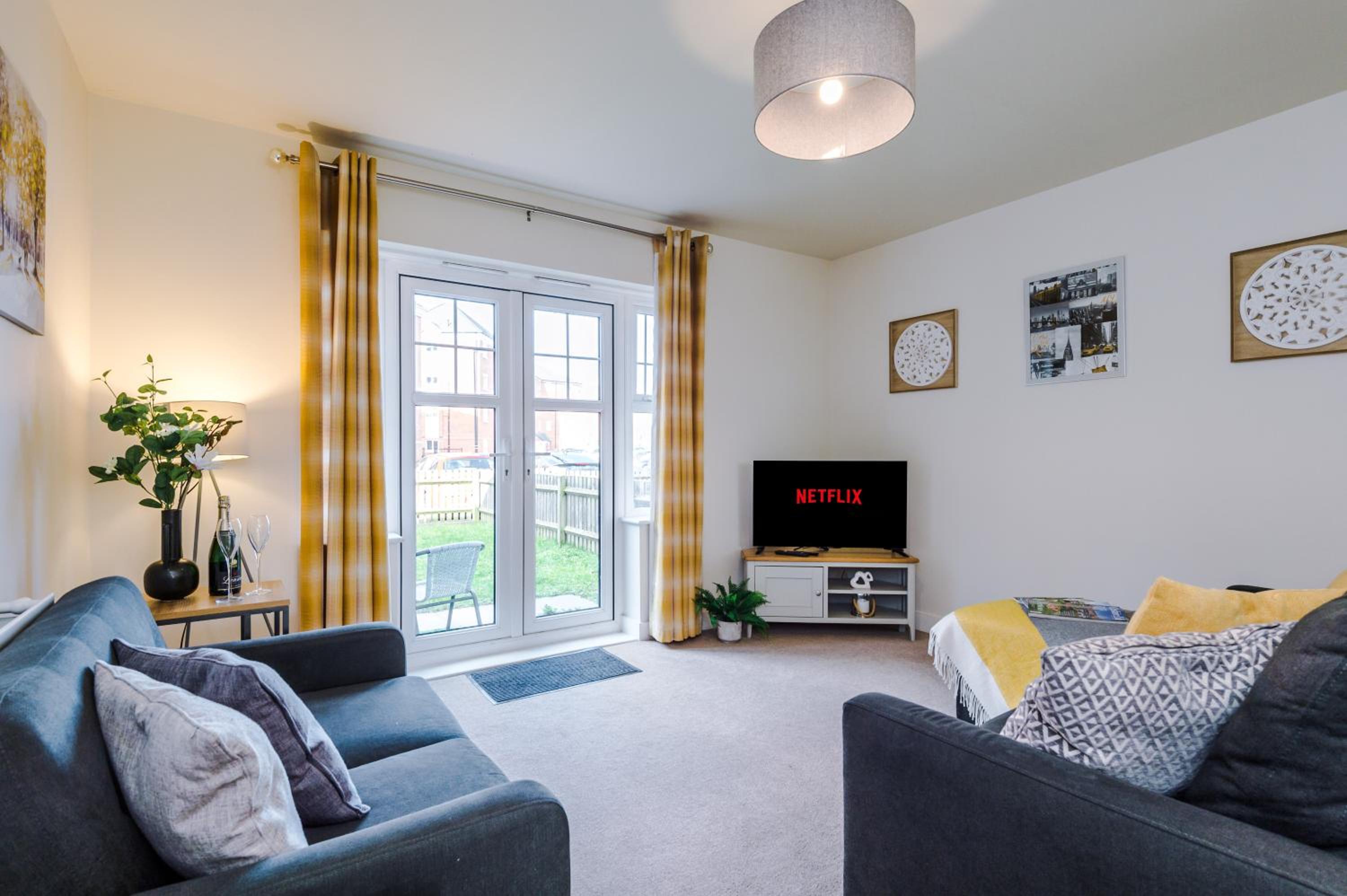 Spacious 4-Bed Townhouse in Crewe by 53 Degrees Property, Ideal for Contractors & Business, FREE Parking view 3