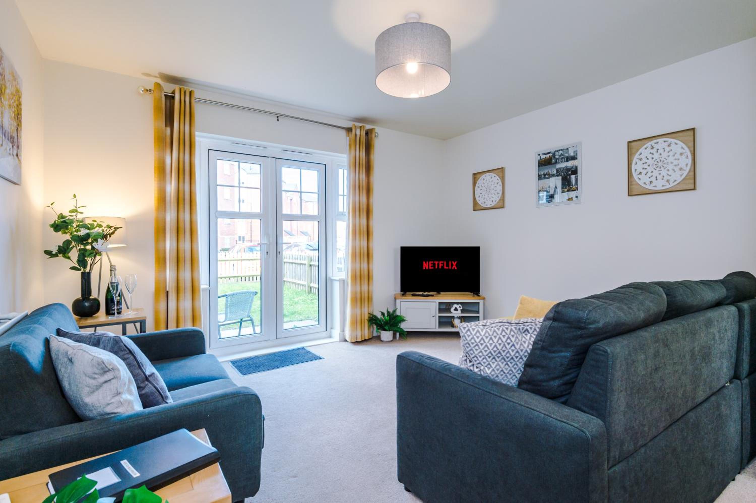 Spacious 4-Bed Townhouse in Crewe by 53 Degrees Property, Ideal for Contractors & Business, FREE Parking view 5