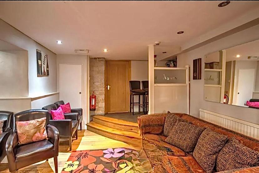 Devonshire -Sleeps 19 in 7 ensuite bedrooms great space for all groups view 2
