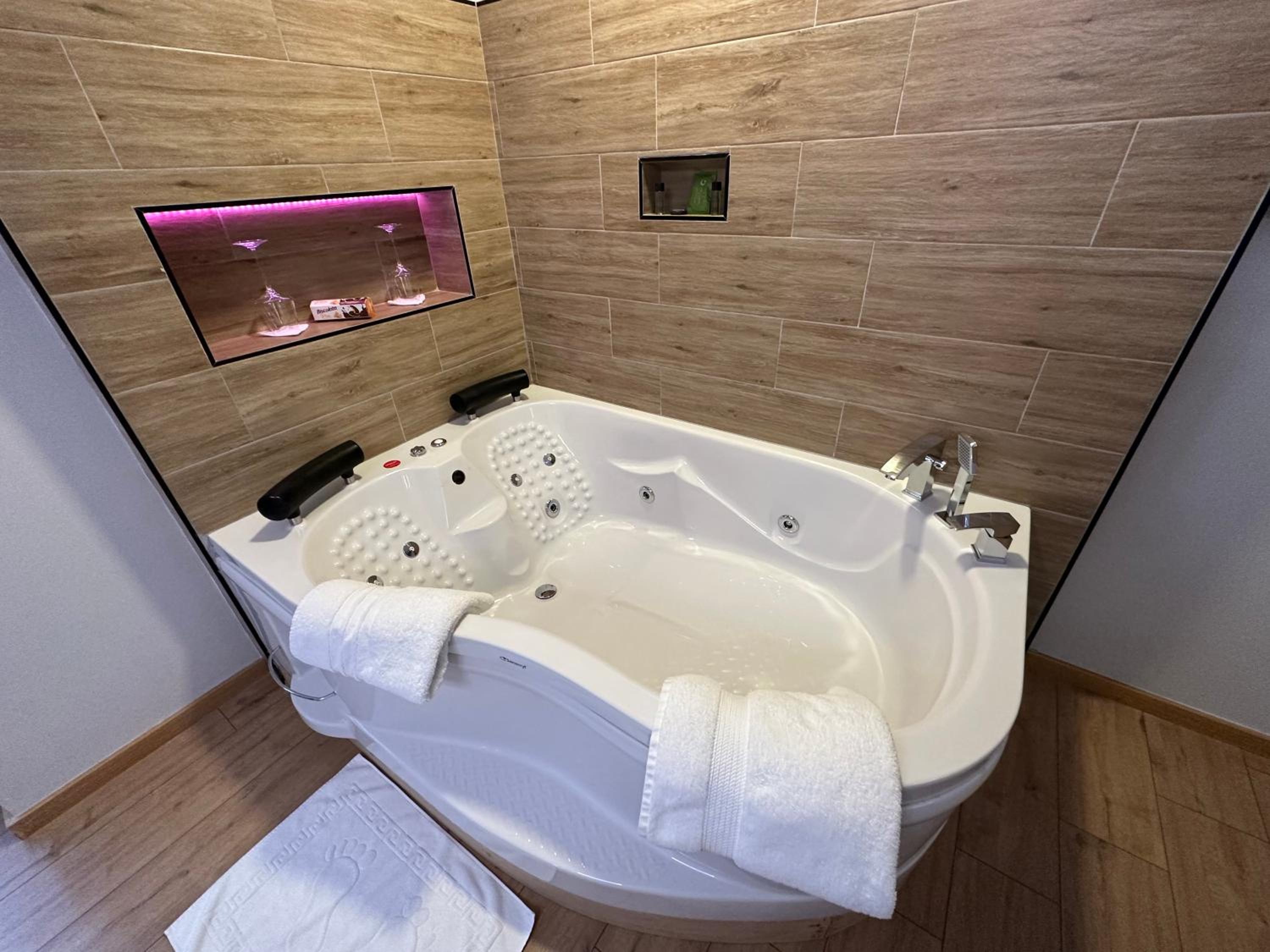 Deluxe Apartment In City Center