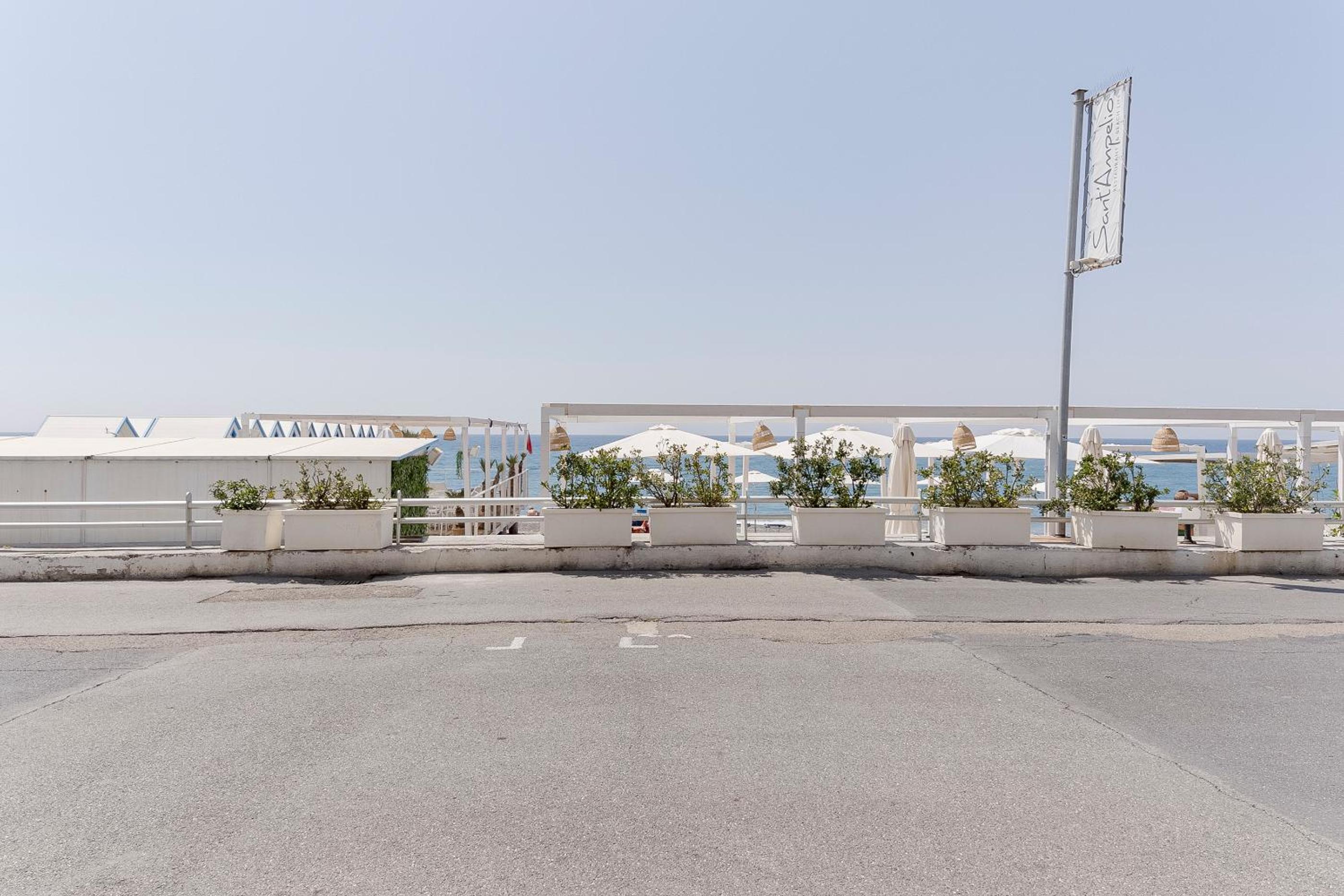 GuestHost - Bordighera Seaside Roomy Apartment view 4