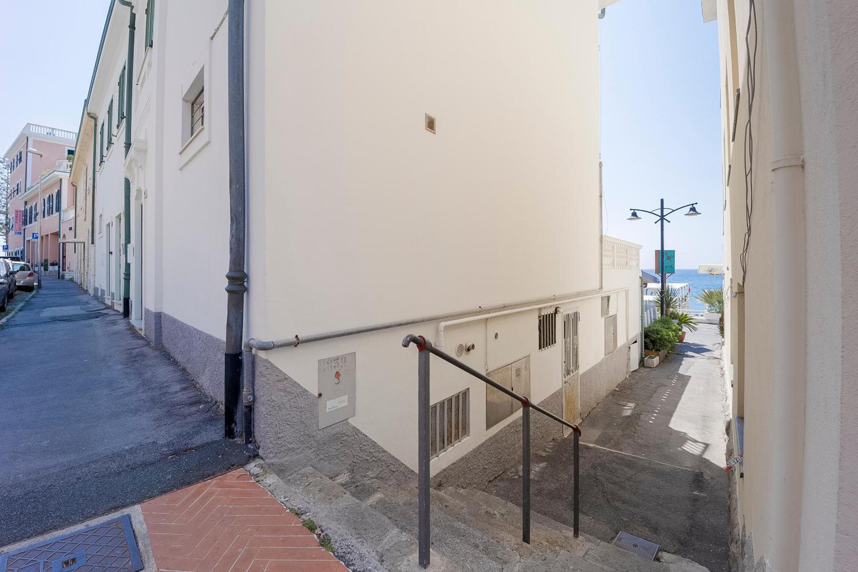 GuestHost - Bordighera Seaside Roomy Apartment view 3