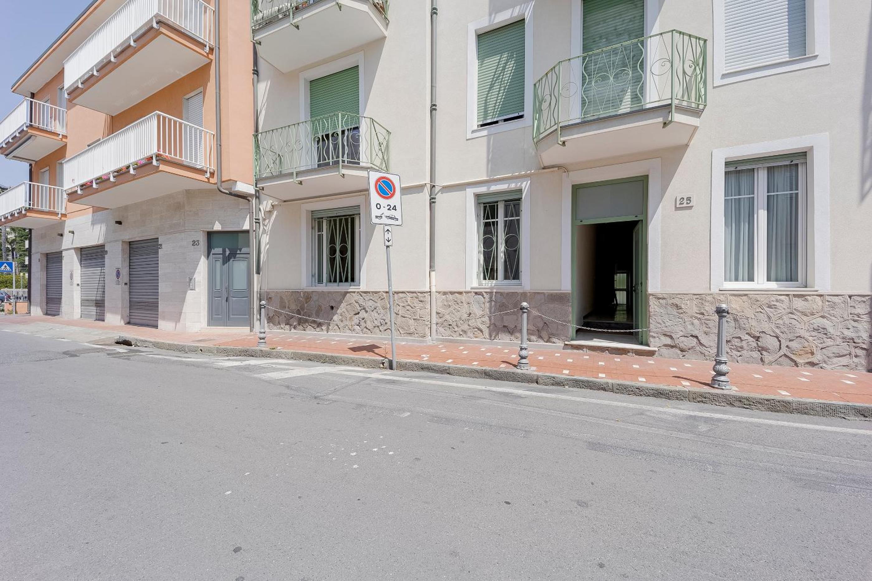 GuestHost - Bordighera Seaside Roomy Apartment view 2