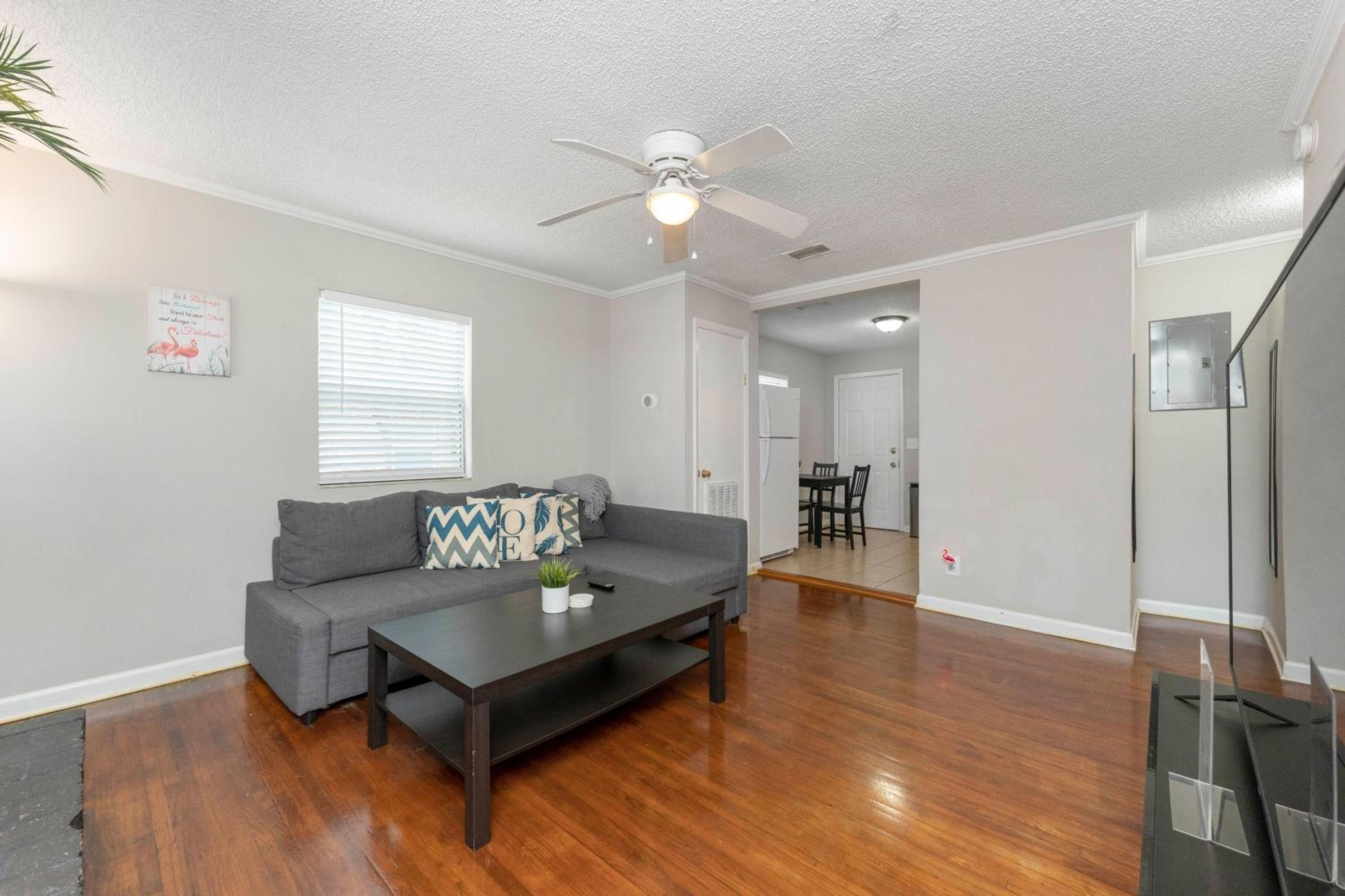 King Bedroom 2bed1bath Sleeps 5 Close To Town Center Downtown Beach Mayo Clinic view 2