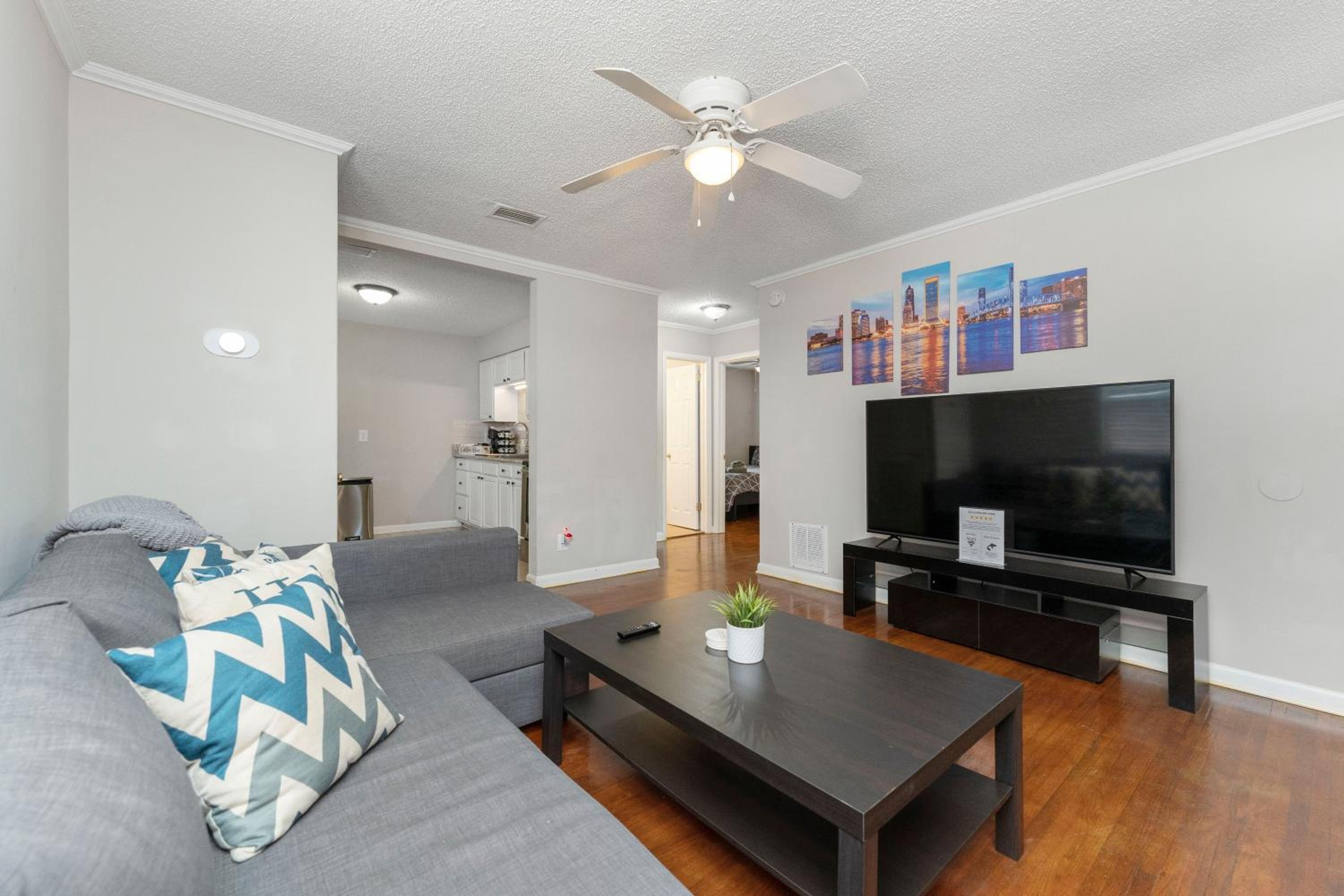 King Bedroom 2bed1bath Sleeps 5 Close To Town Center Downtown Beach Mayo Clinic view 3