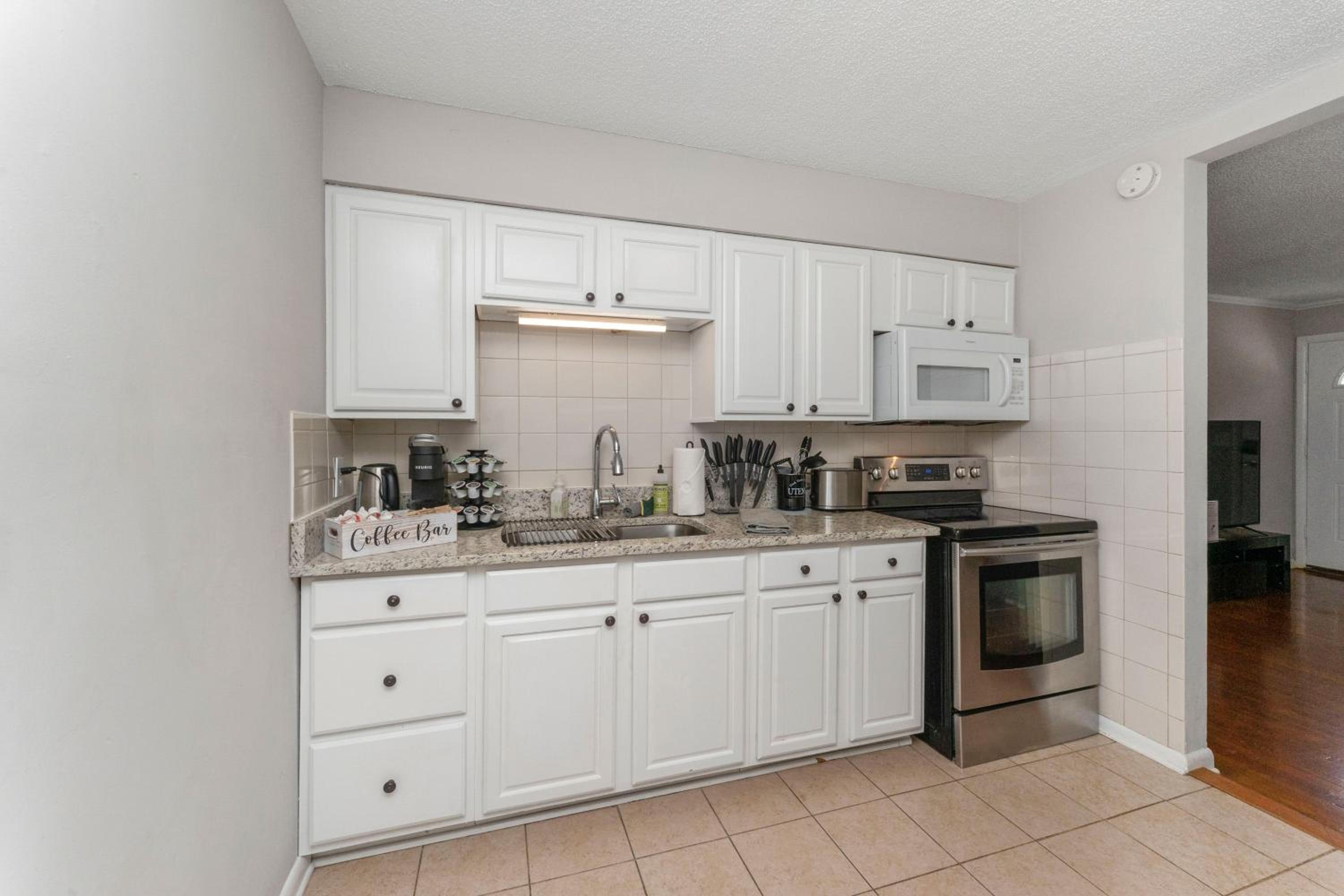 King Bedroom 2bed1bath Sleeps 5 Close To Town Center Downtown Beach Mayo Clinic view 4