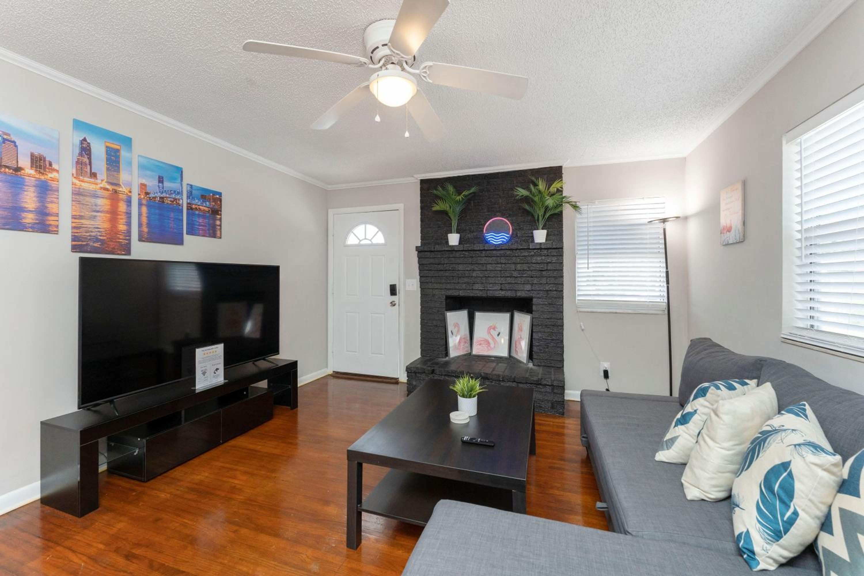 King Bedroom 2bed1bath Sleeps 5 Close To Town Center Downtown Beach Mayo Clinic view 5
