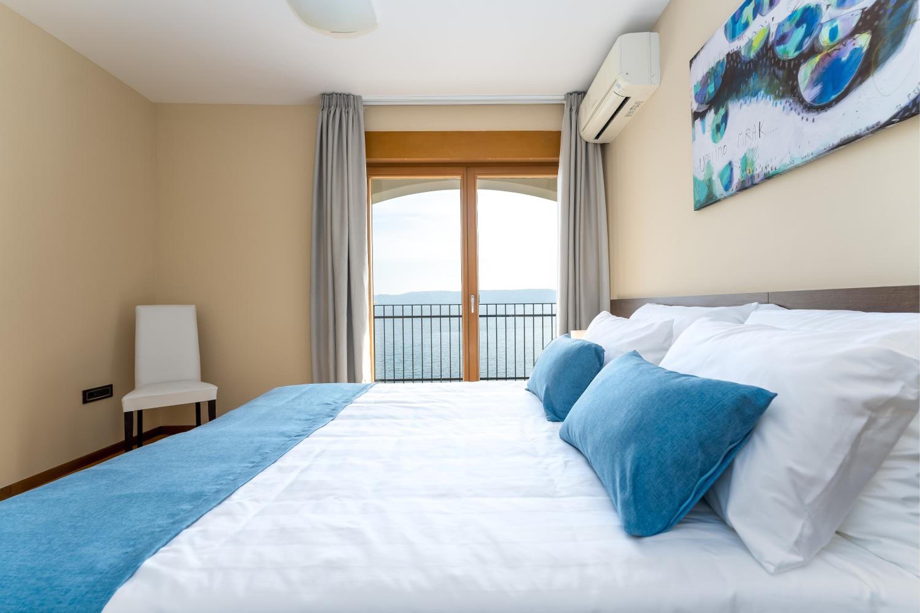 Großzügiges Appartement direkt am Meer mit eigenem Pool - Povile Suites