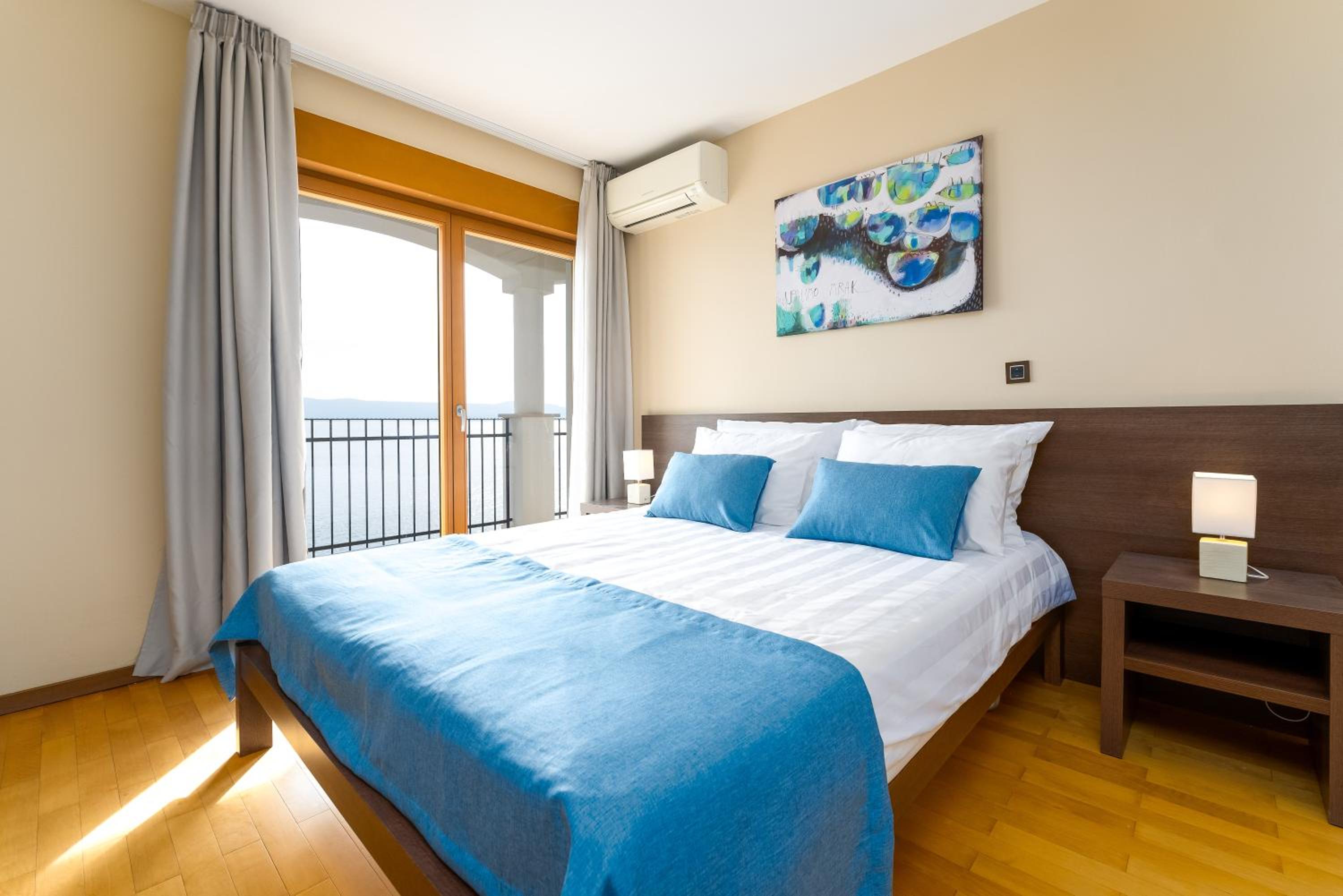 Großzügiges Appartement direkt am Meer mit eigenem Pool - Povile Suites