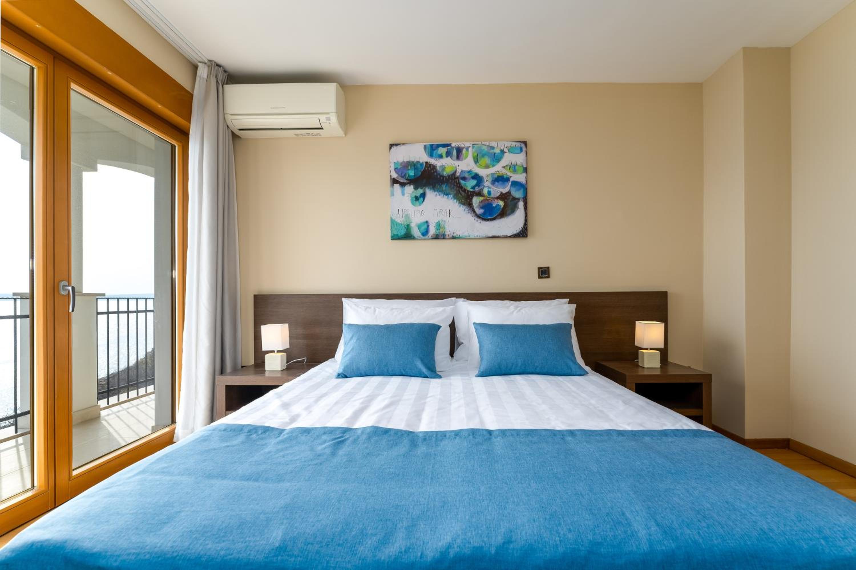 Großzügiges Appartement direkt am Meer mit eigenem Pool - Povile Suites
