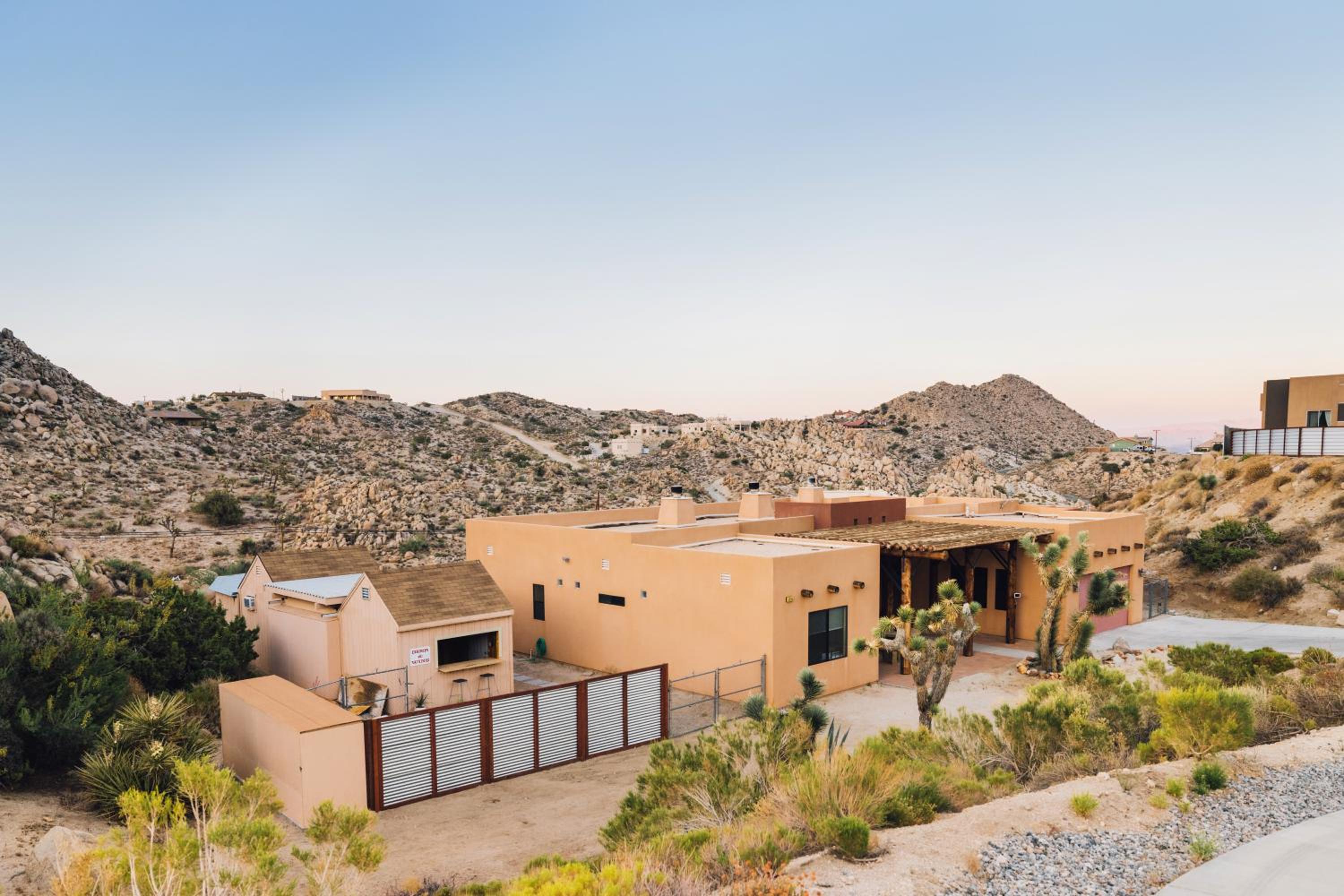 Yucca Valley Gem: Relaxing Adobe Retreat & Pool view 2
