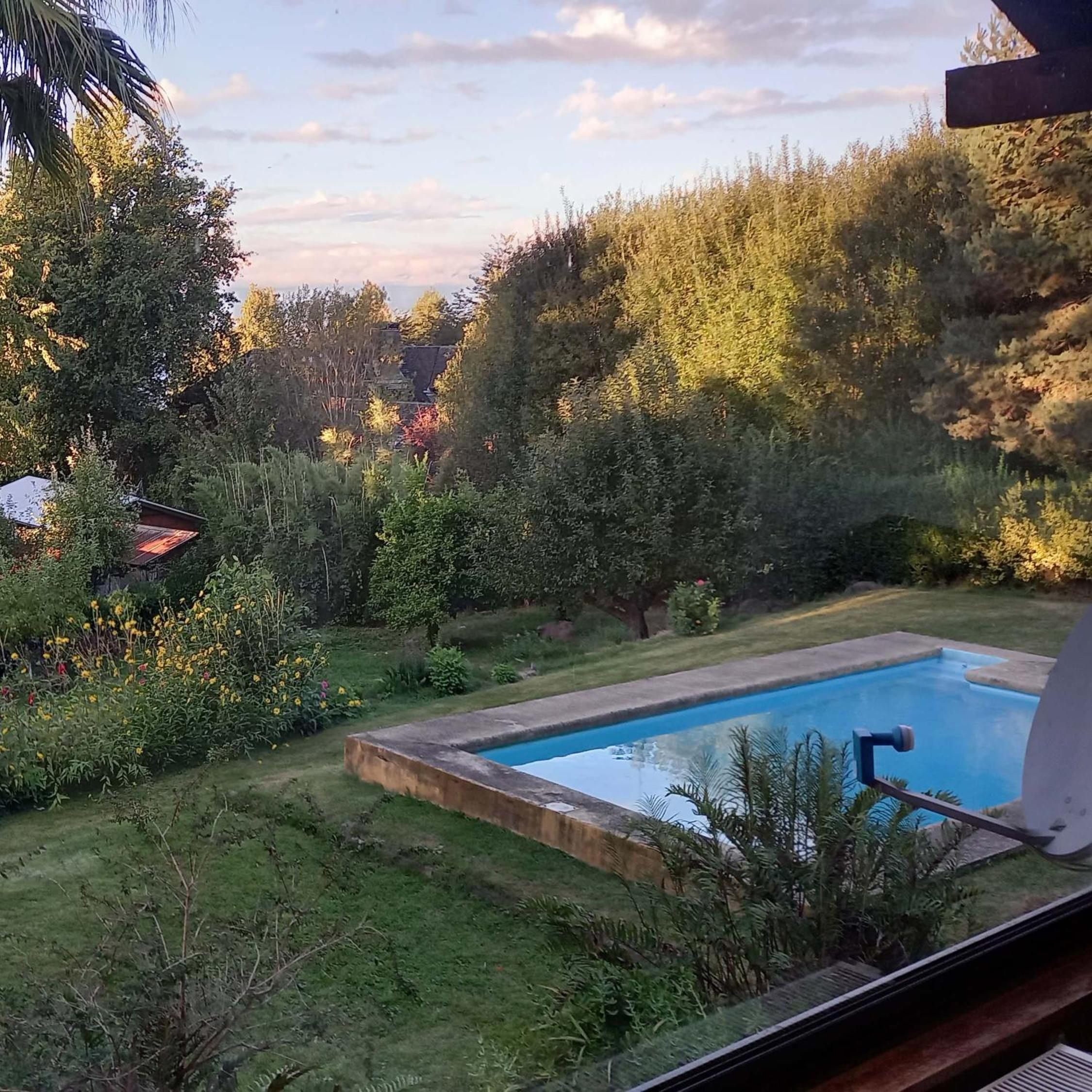 Cabaña amplia, piscina, vista y bajada al lago