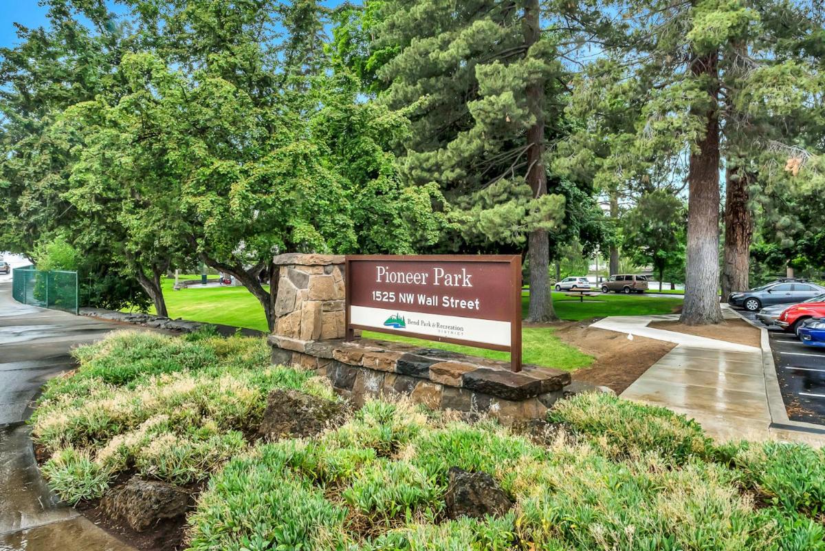 Pioneer Park Rentals Downtown Bend view 3