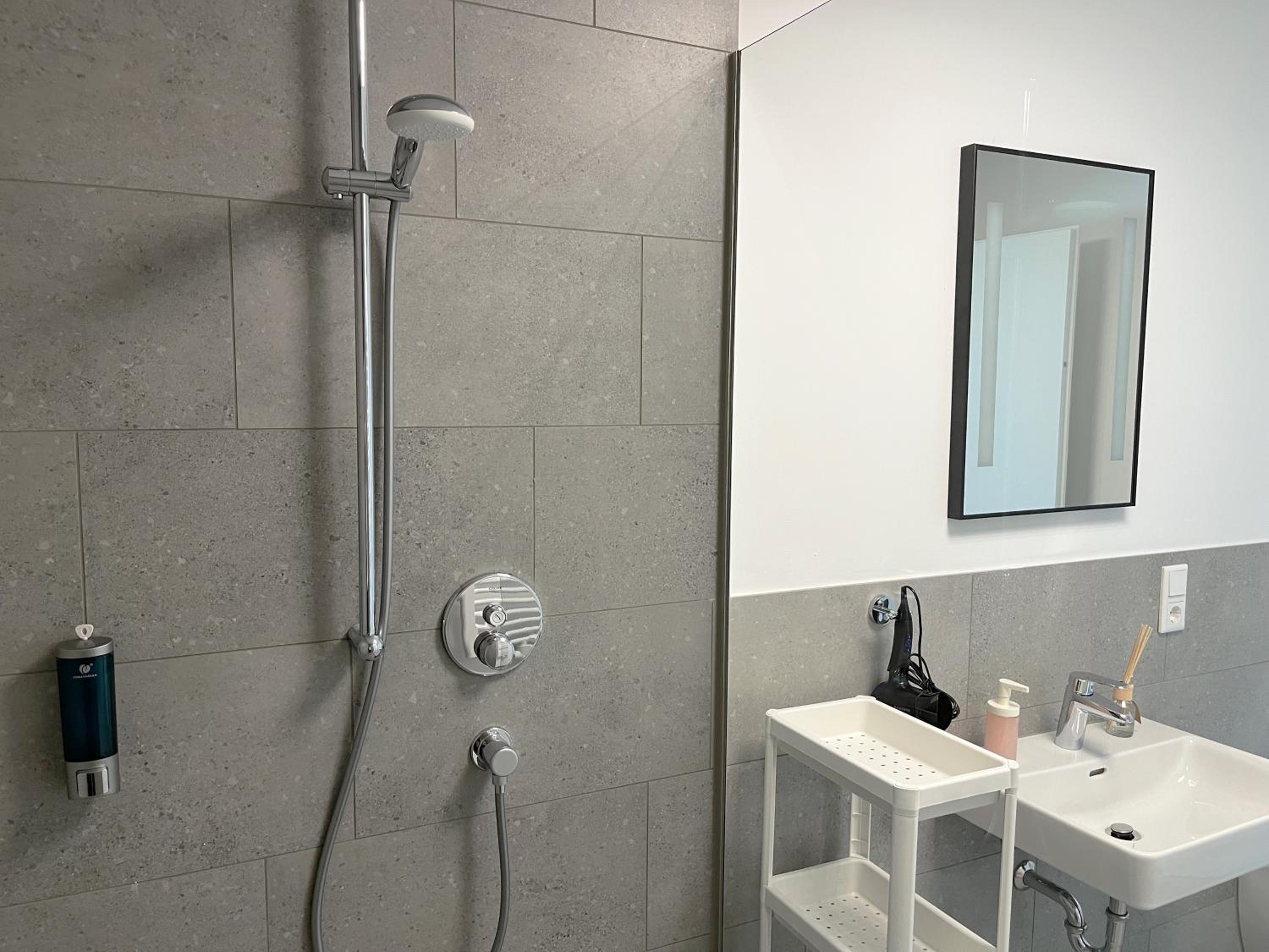Moderne Apartments im Herzen der Stadt I private Tiefgarage mit Ladesäulen I home2share