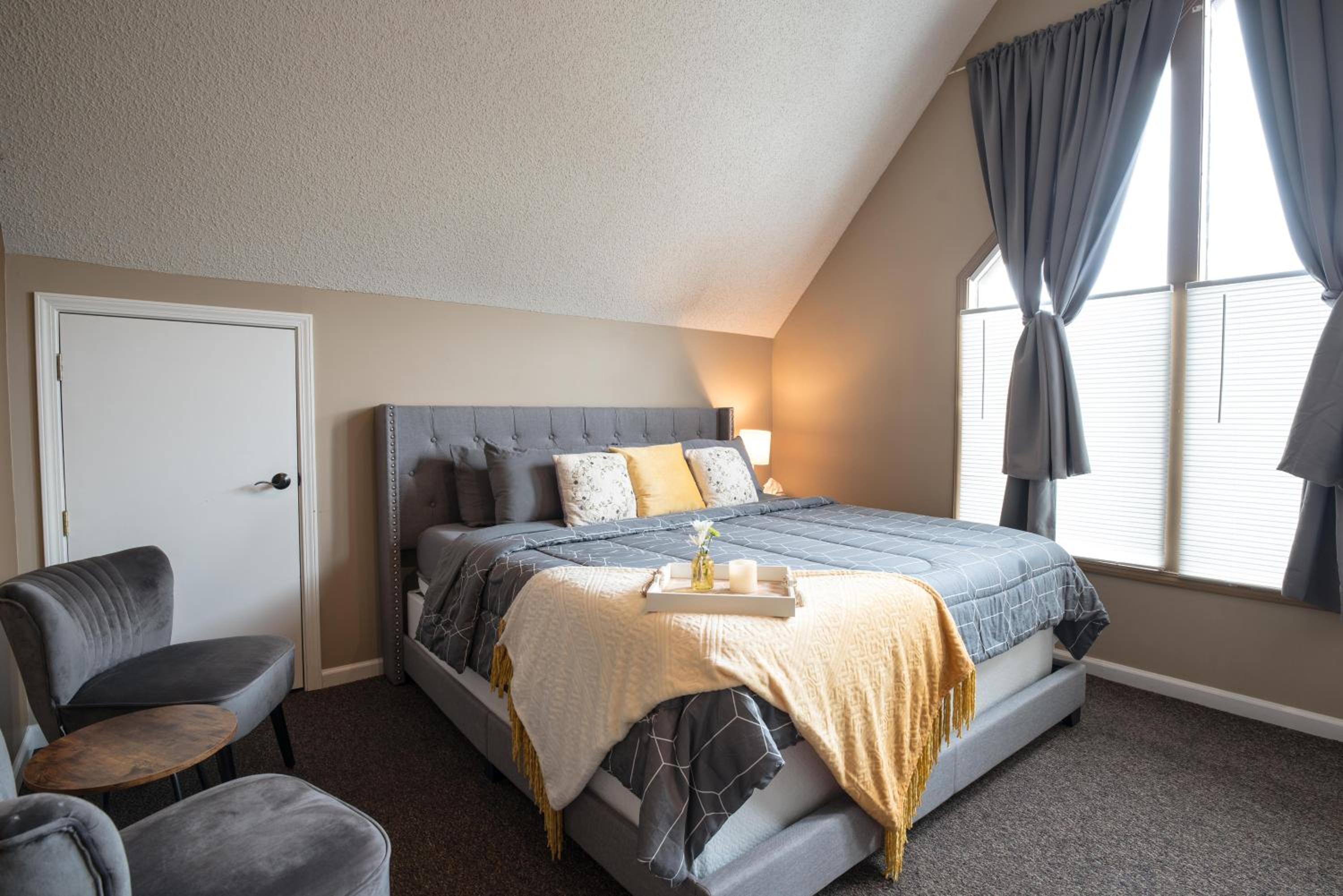 Bloomington Vacations - Wine View Room - Property Image 1