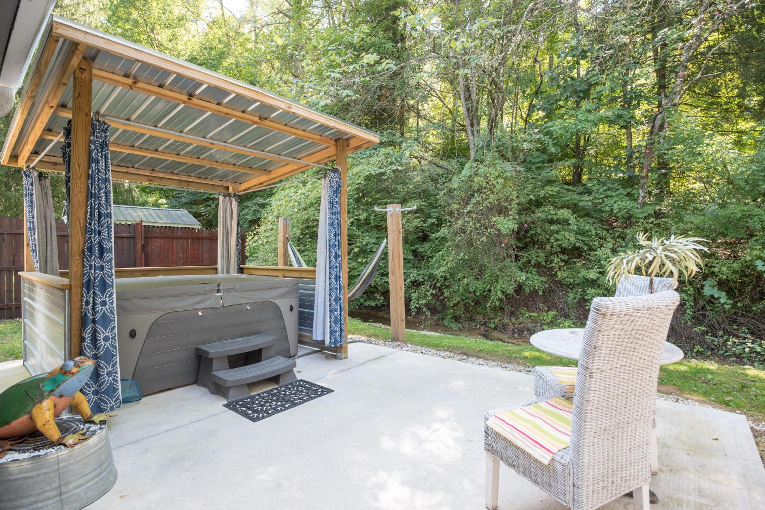 Bloomington Vacations - Snoozy Snail Cottage - Property Image 2