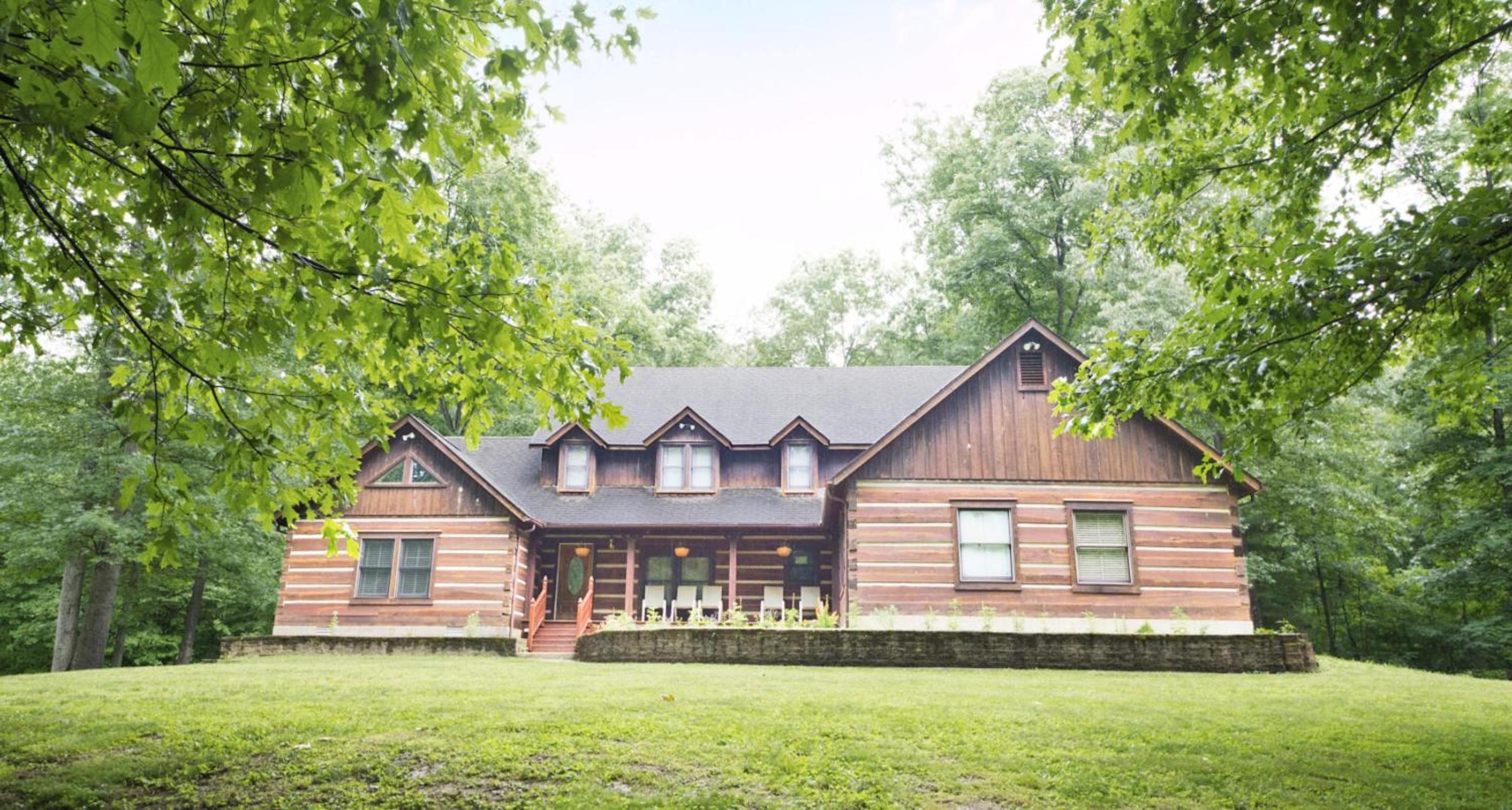 Bloomington Vacations - Grand Cabin - Property Image 2