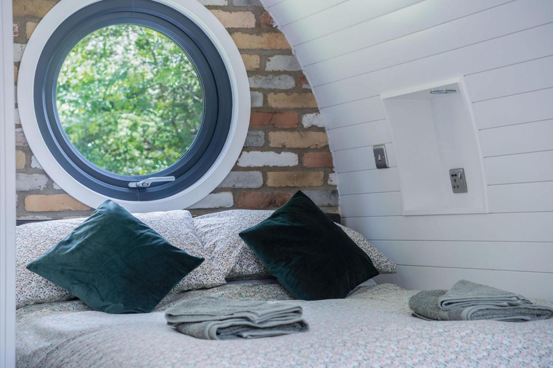 Woody's - 1 Bedroom Pod - Cold Inn view 3